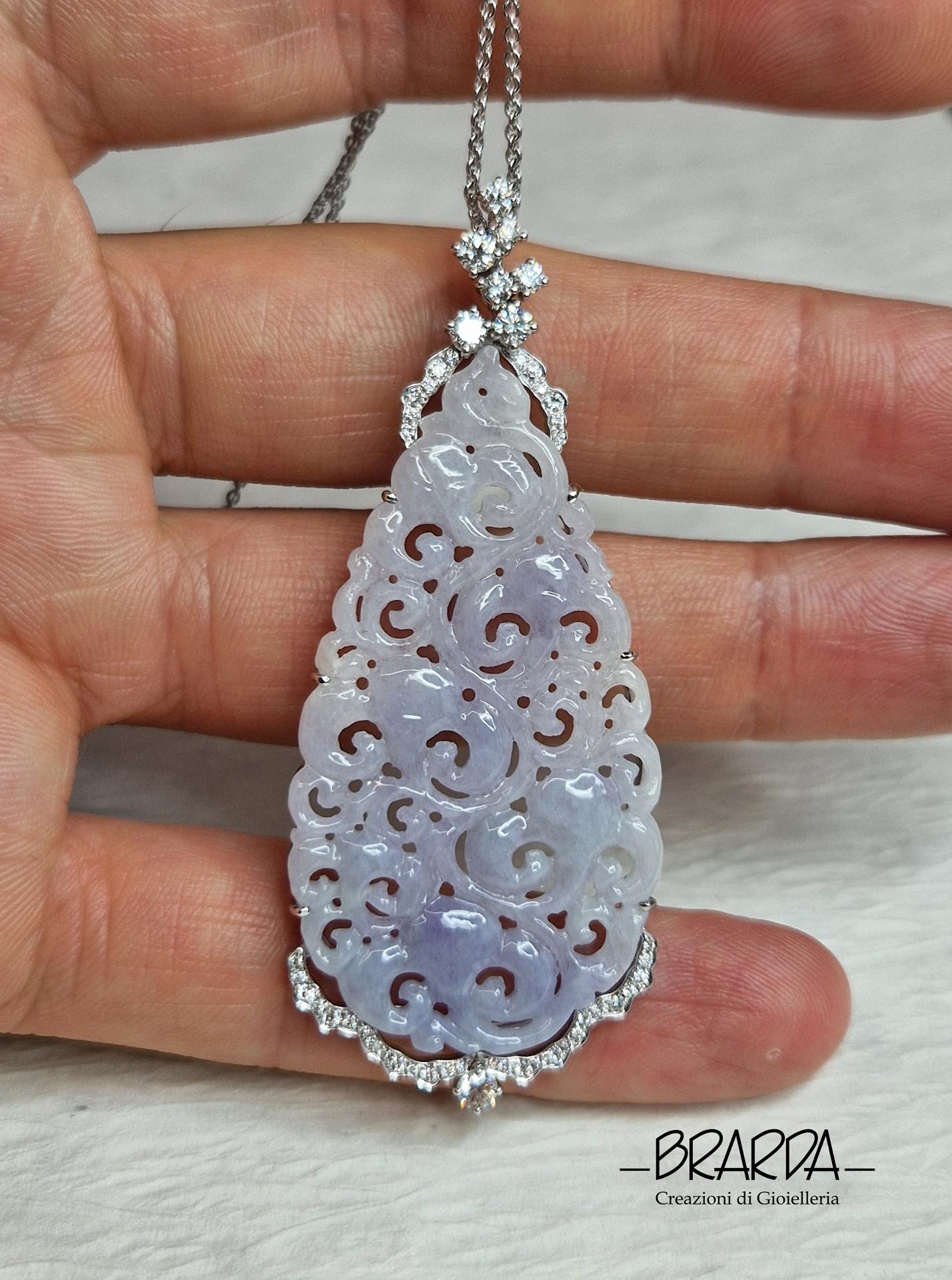 Taglio brillante Ciondolo in GIADA Lavanda su collana lunga in vendita