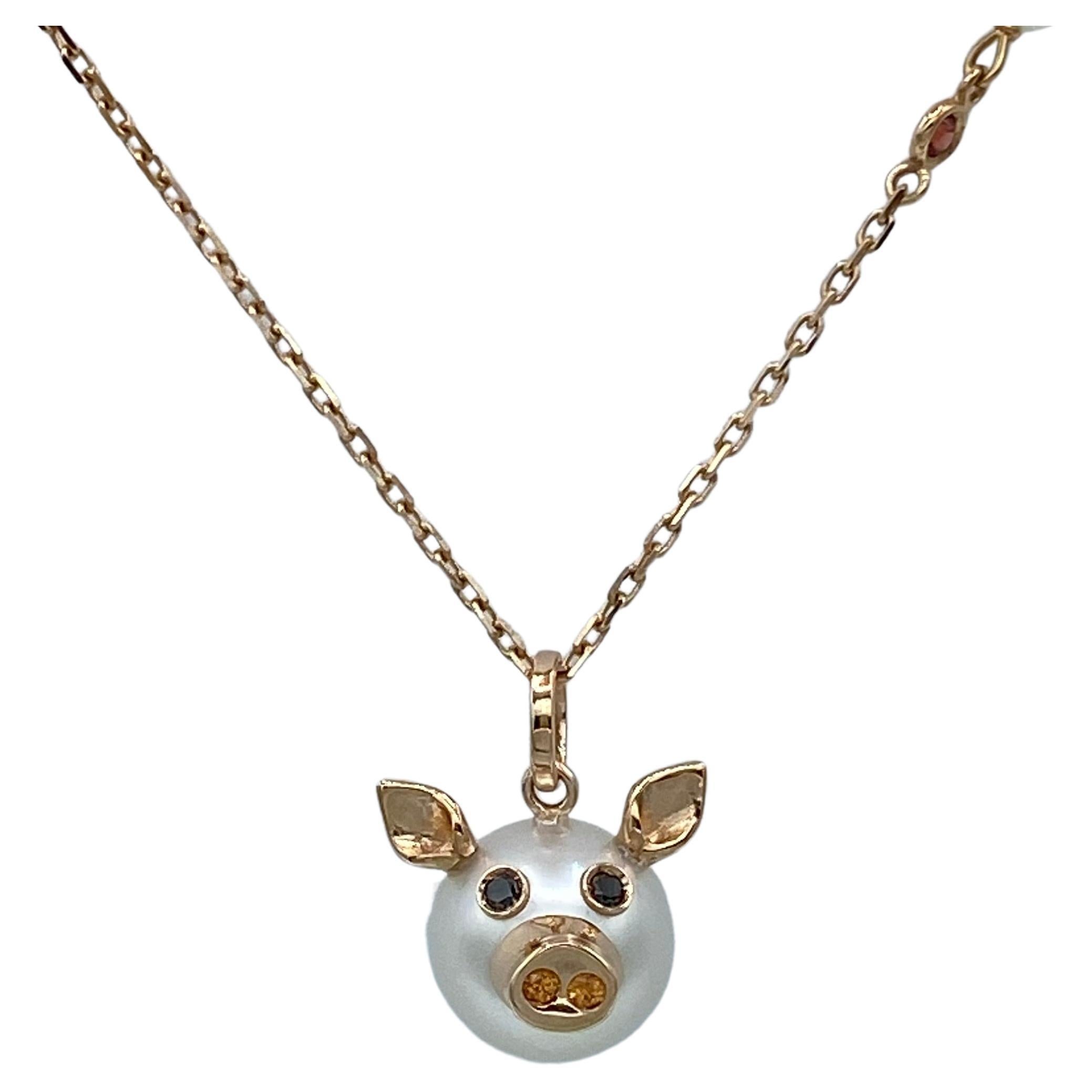 Pendentif cochon en or rose 18KT avec perle australienne, diamants et saphirs en vente