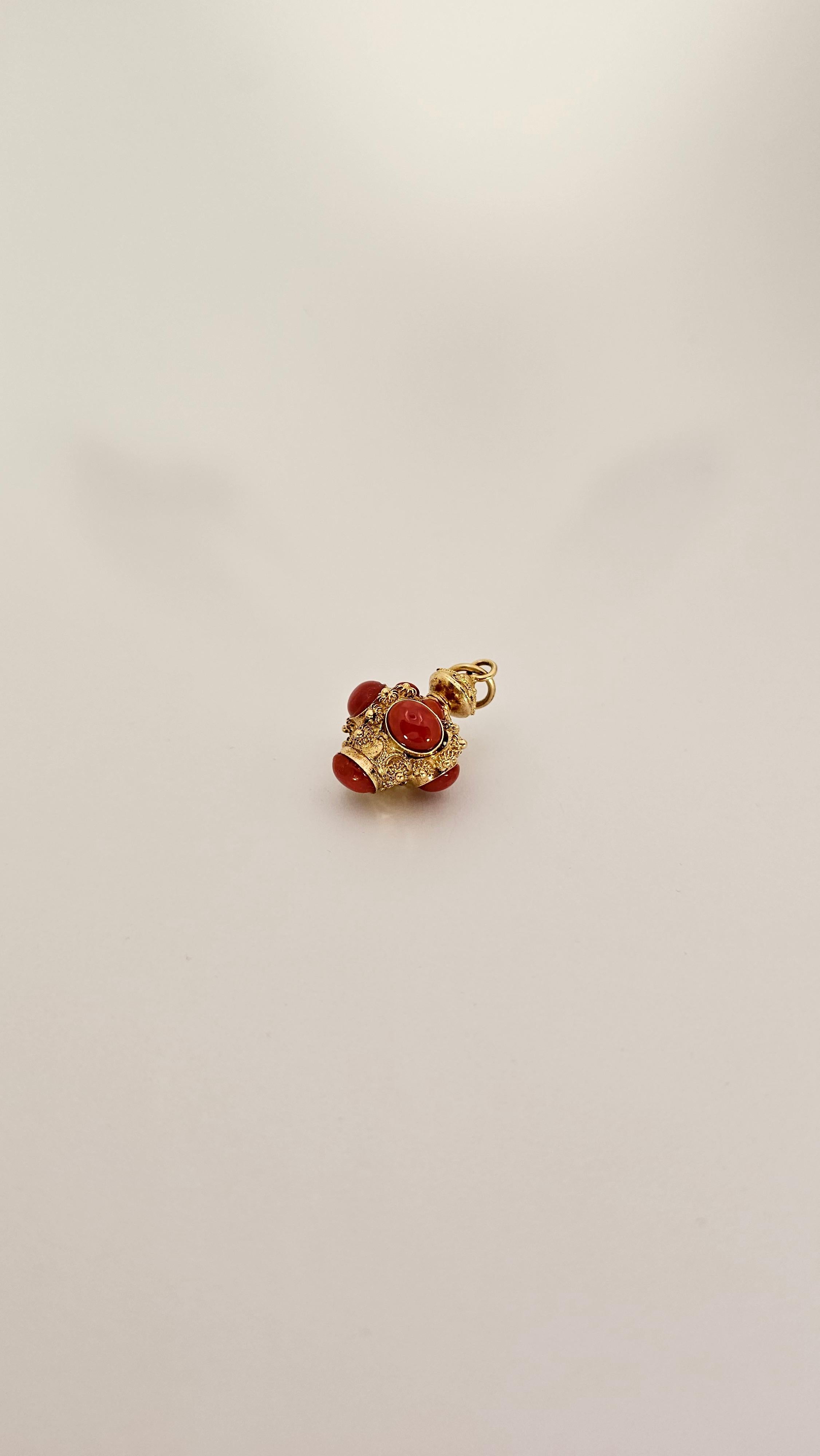A Vintage Baroque-style pendant made of 18 kt gold and embellished with 5 oval cabochon-cut corals and 4 round cabochon-cut corals.
This crown-shaped pendant has meticulous craftsmanship in every detail.
The counter link has a diameter of 9 mm,