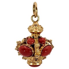 Colgante Estilo Barroco en Oro Amarillo de 18 Kt y Coral Cabujón