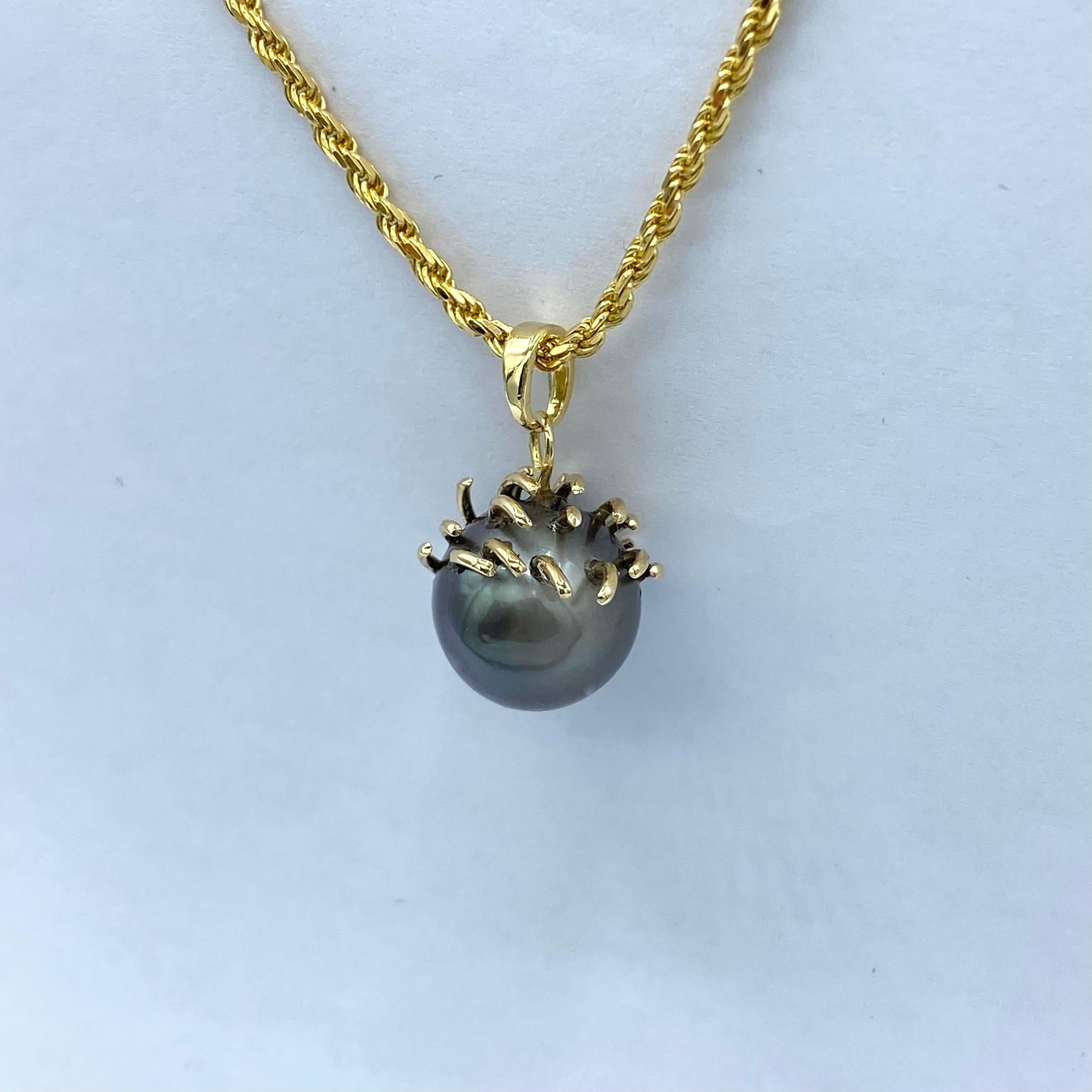 Pendentif porc-épic en or jaune 18Kt avec perle de Tahiti et diamants noirs en vente 6