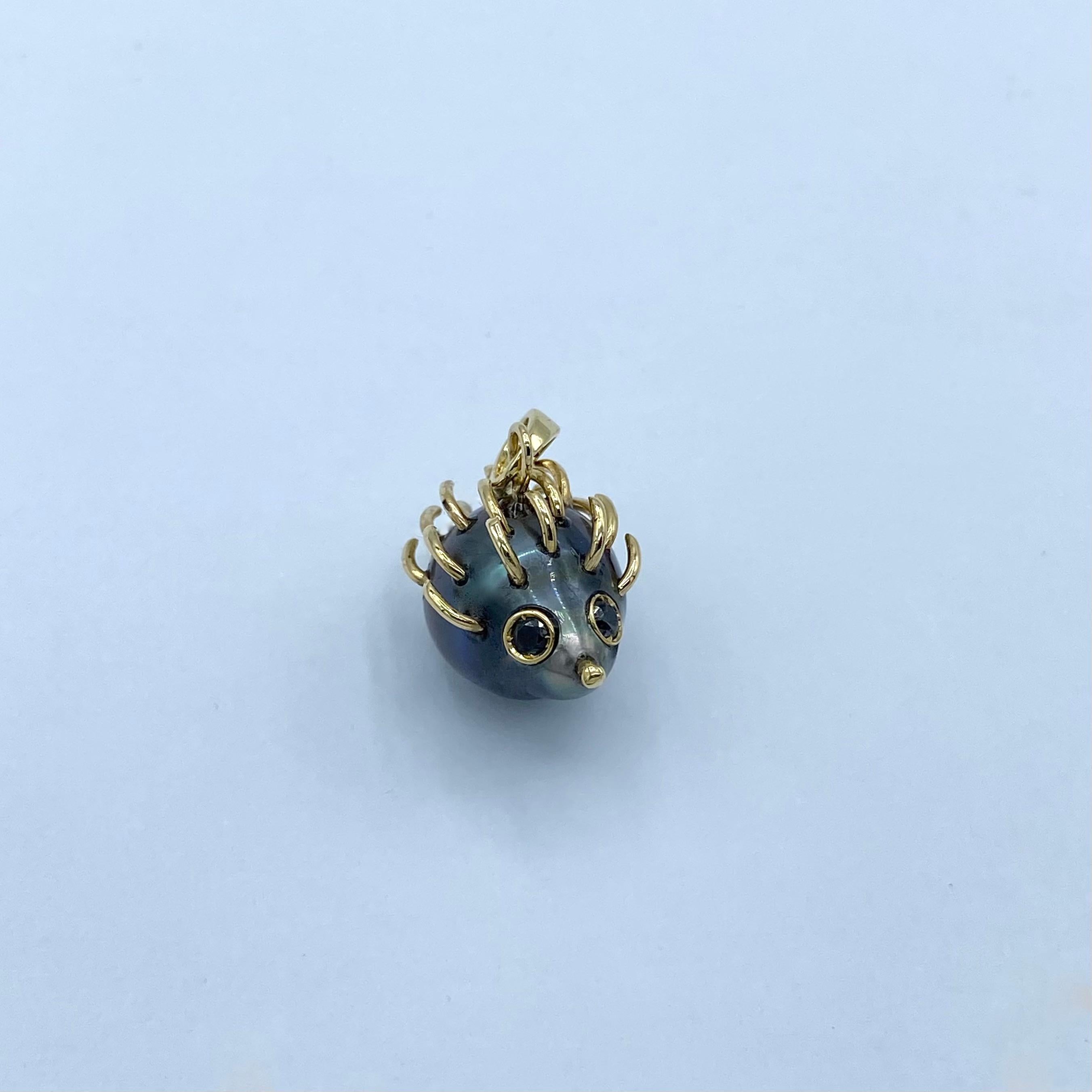 Taille brillant Pendentif porc-épic en or jaune 18Kt avec perle de Tahiti et diamants noirs en vente