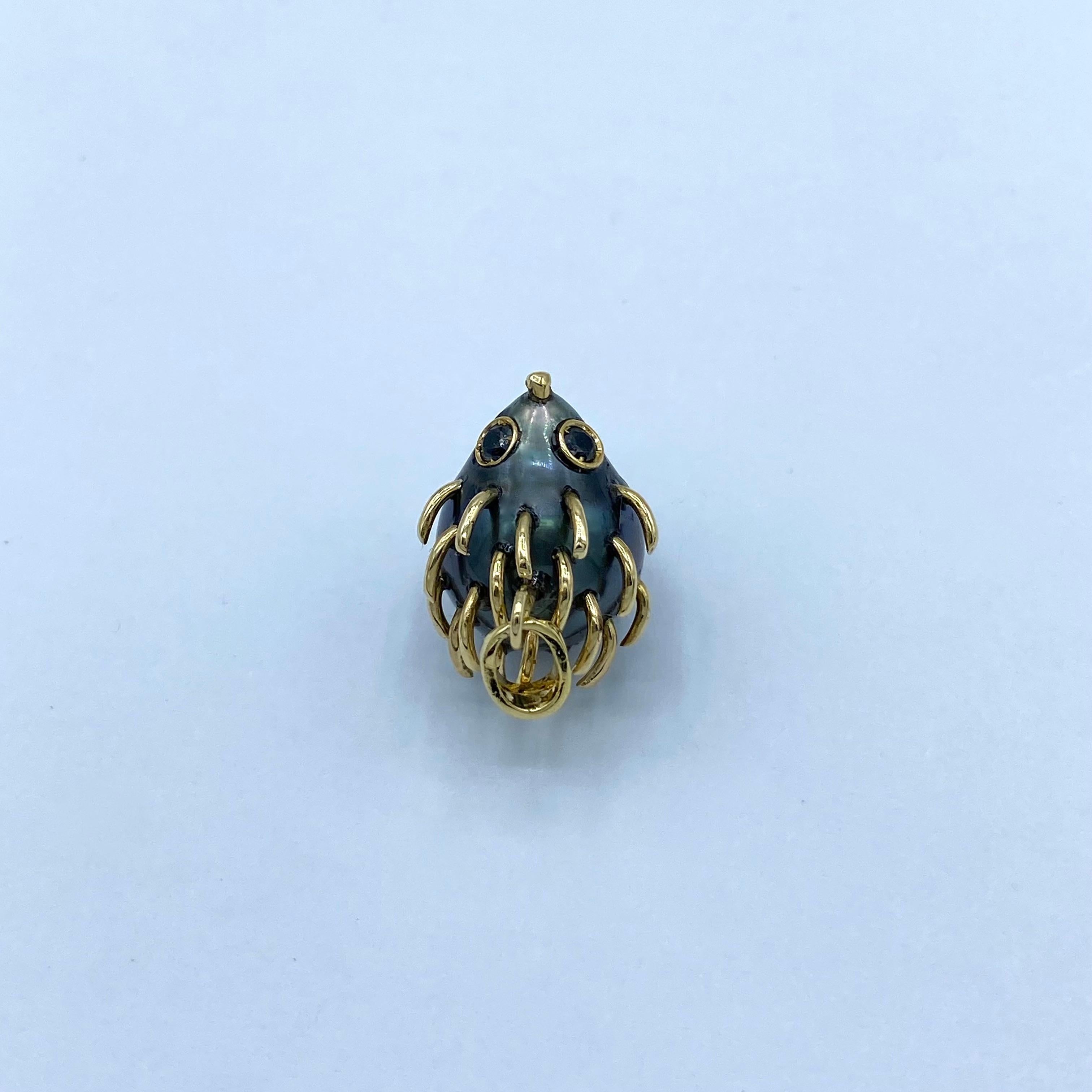 Pendentif porc-épic en or jaune 18Kt avec perle de Tahiti et diamants noirs Neuf - En vente à Bussolengo, Verona