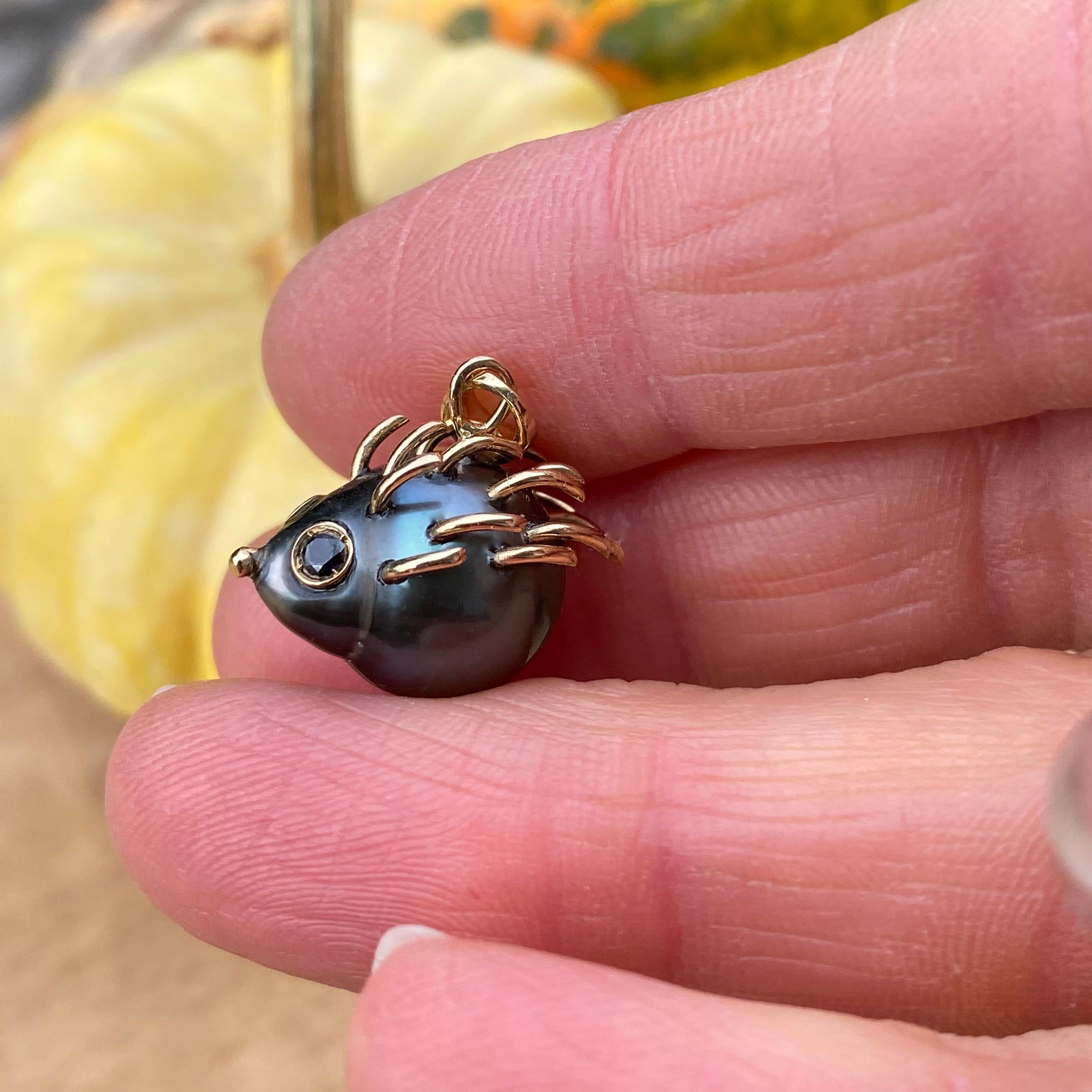 Pendentif porc-épic en or jaune 18Kt avec perle de Tahiti et diamants noirs Unisexe en vente