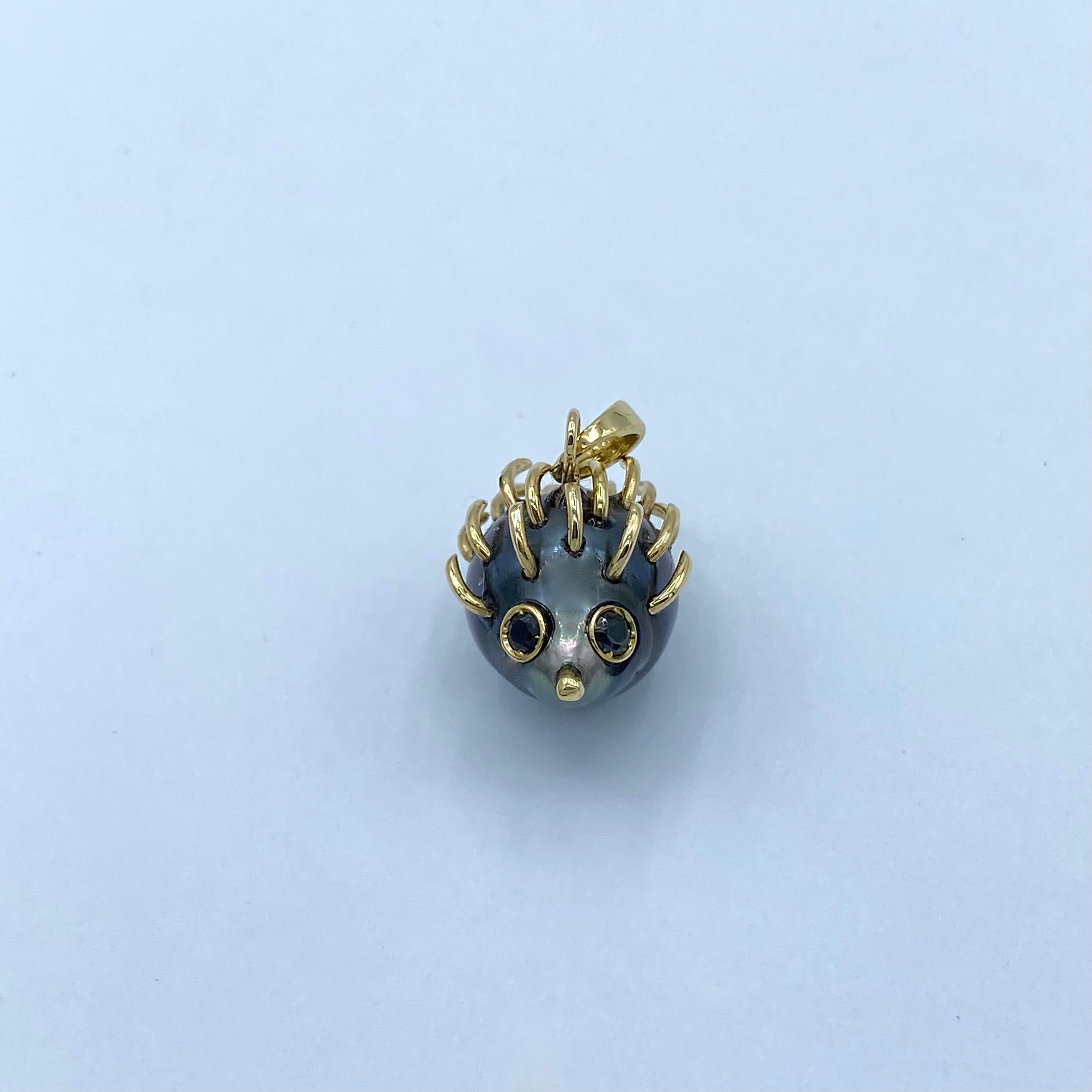 Pendentif porc-épic en or jaune 18Kt avec perle de Tahiti et diamants noirs en vente 1