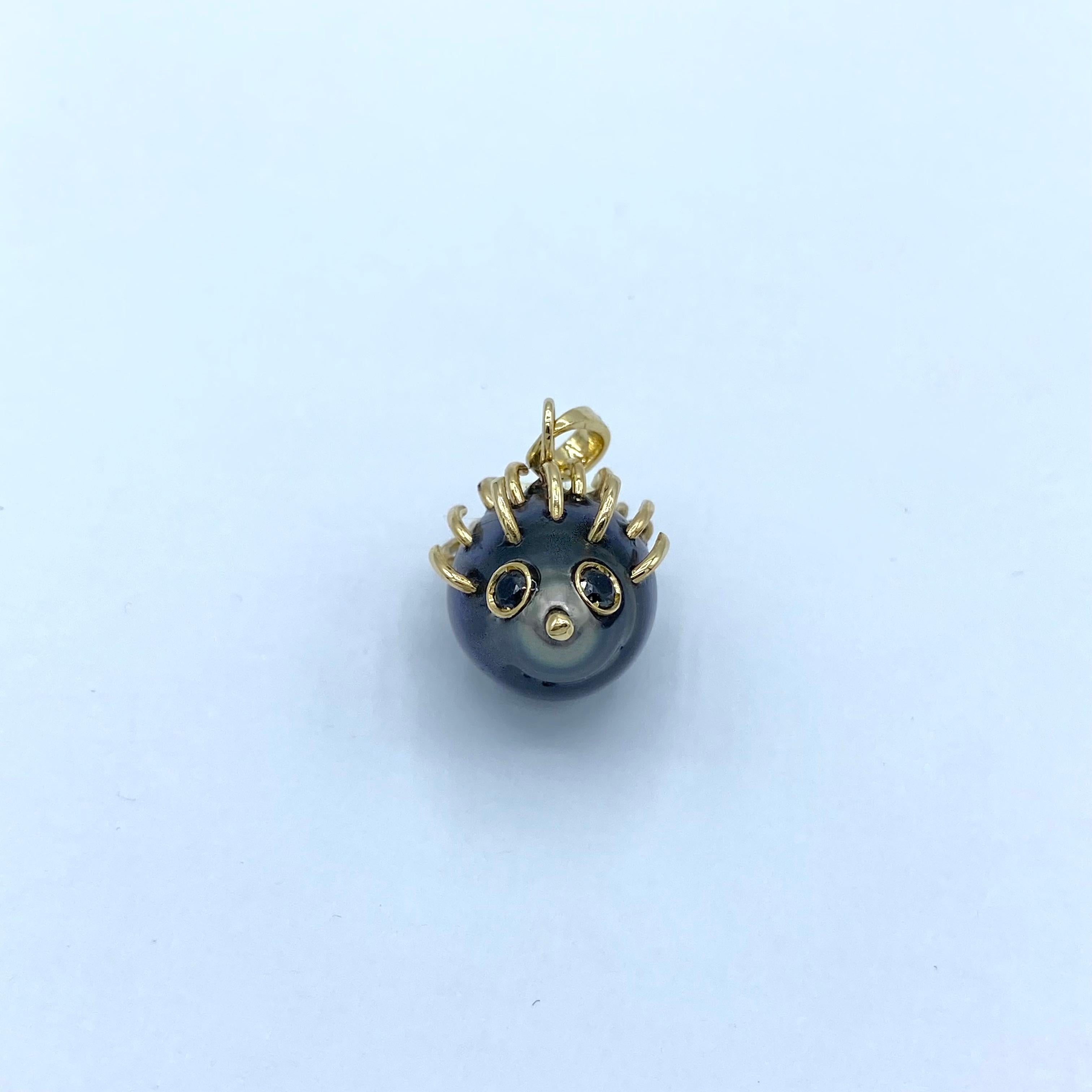 Pendentif porc-épic en or jaune 18Kt avec perle de Tahiti et diamants noirs en vente 2
