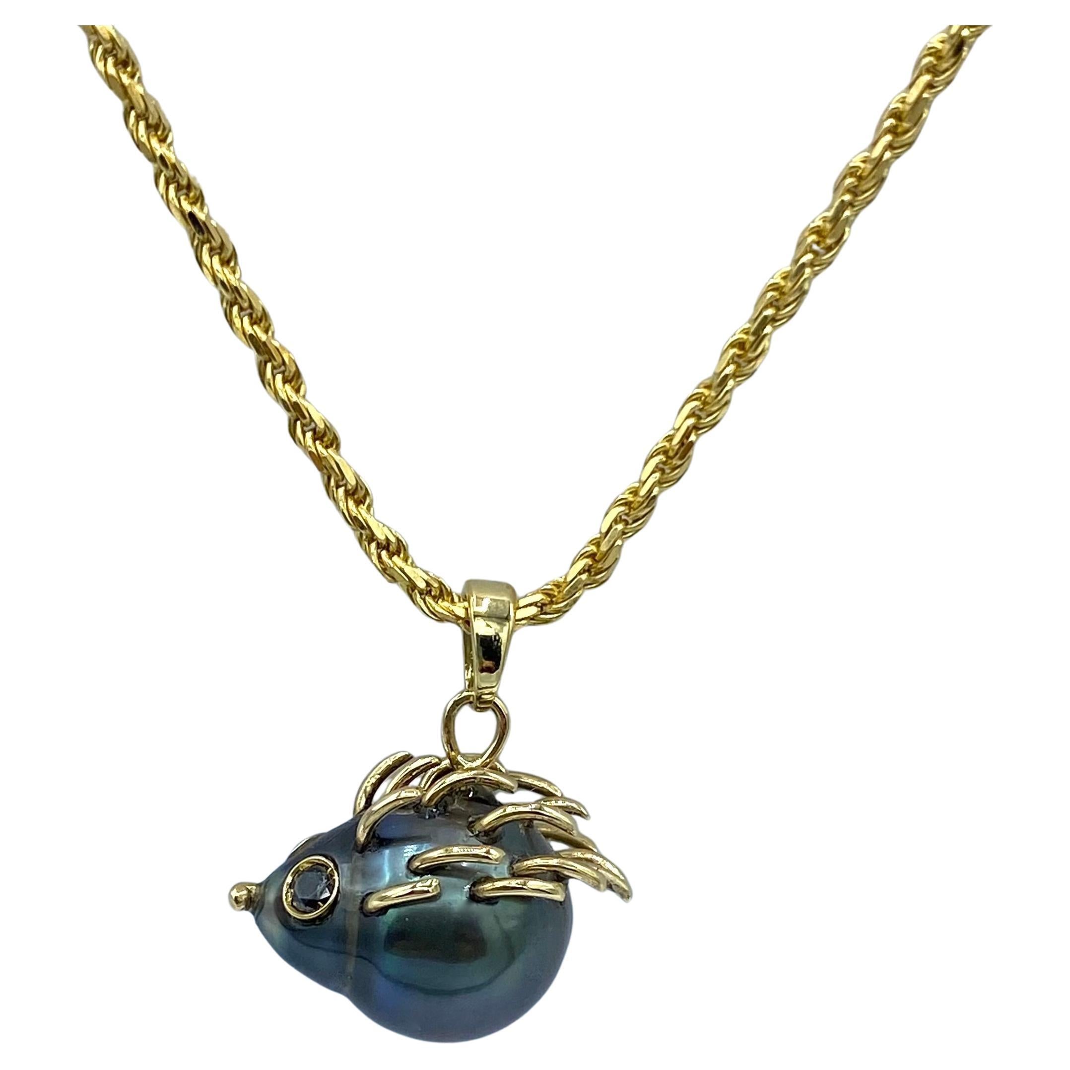 Pendentif porc-épic en or jaune 18Kt avec perle de Tahiti et diamants noirs en vente