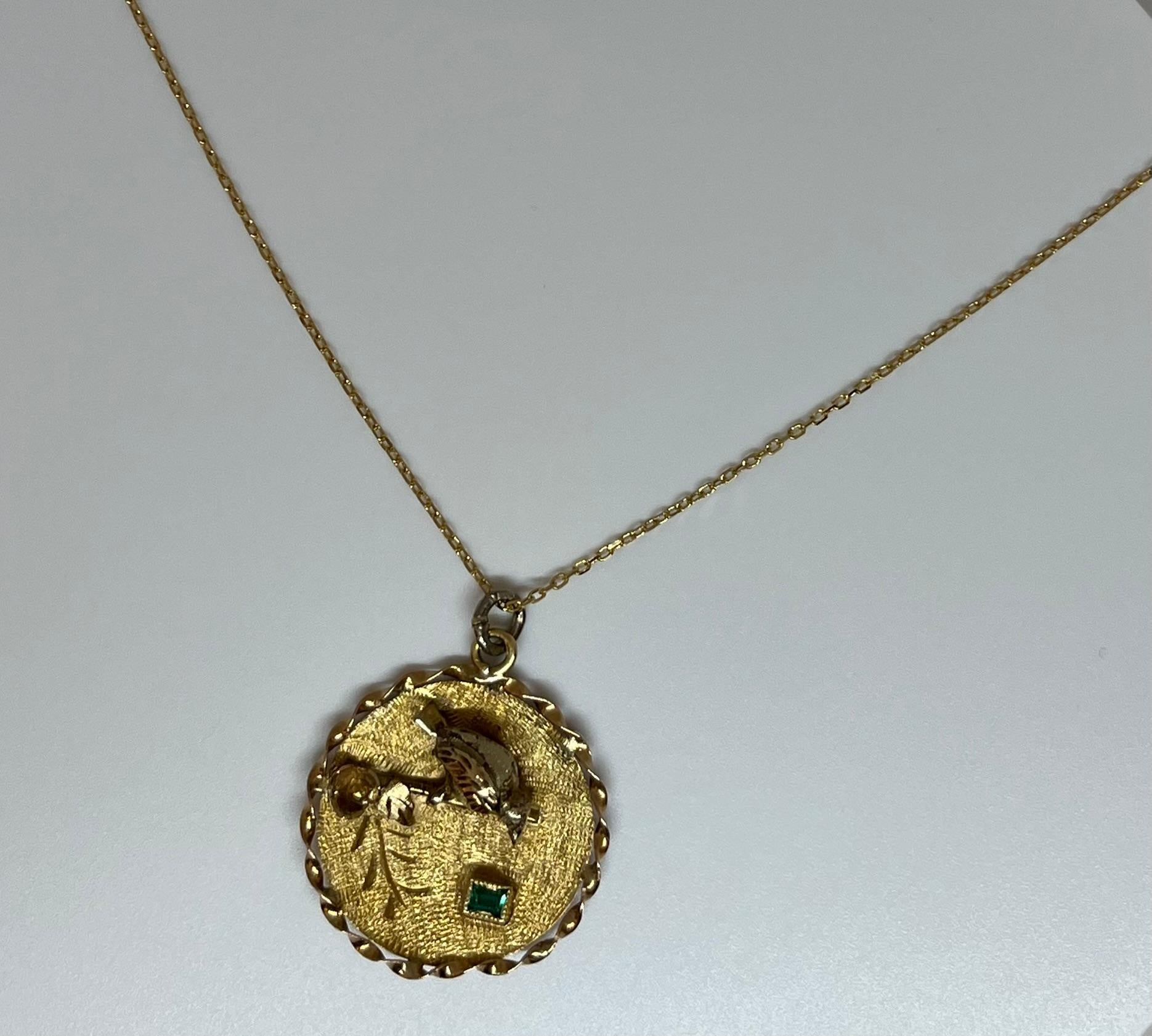 Dieser Anhänger aus 18 kt. Gold ist dreidimensional und detailreich gearbeitet, was ihn zu einem einzigartigen und unübersehbaren Objekt macht. Die geprägte Nachtigall ist sorgfältig detailliert und ruht auf einem Zweig mit einer Blume und einem