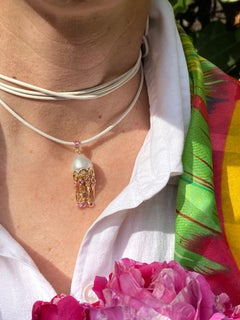 Pendentif méduse avec perle australienne et saphirs roses en or 18Kt