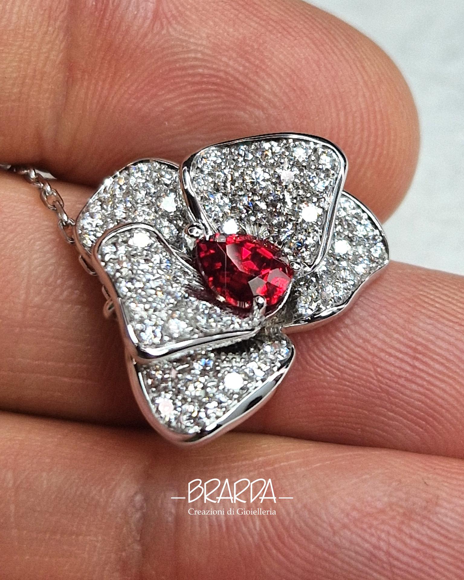 Moderno Ciondolo ORCHIEDA con Spinello Rosso Naturale in vendita