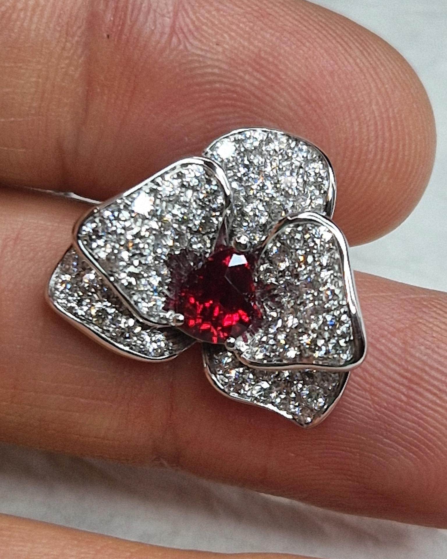 Pear Cut Ciondolo ORCHIEDA con Spinello Rosso Naturale in vendita