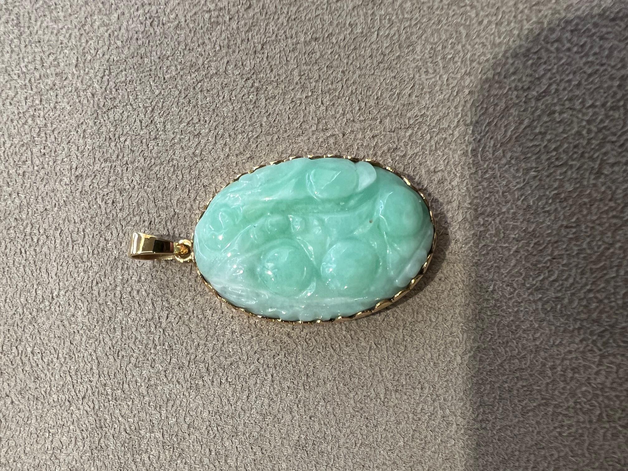 Rose gold pendant pendant with engraved bas-relief of Jade col. light green In Good Condition For Sale In Bologna, IT