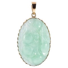 Ciondolo pendente in oro rosa con bassorilievo inciso di Giada col. verde chiaro