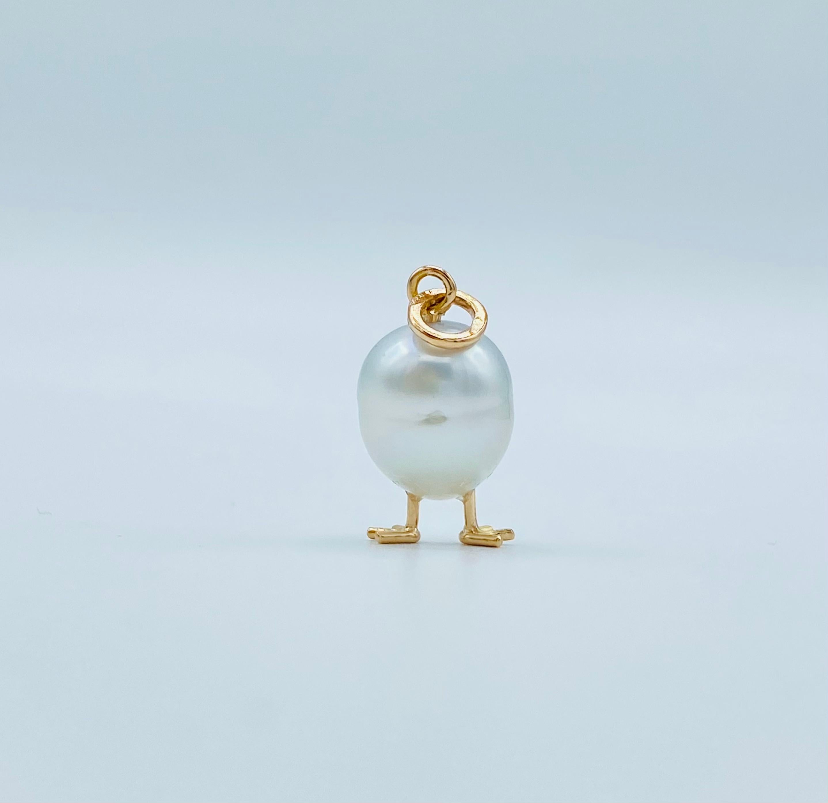 I made this chick pendant with a very nice Australian pearl measuring 10.5x12.5 mm.
The eyes are two black diamonds totaling 0.07 ct. The various elements are made of rose gold while the black eye bezels  are made of white gold.

Despite the fact