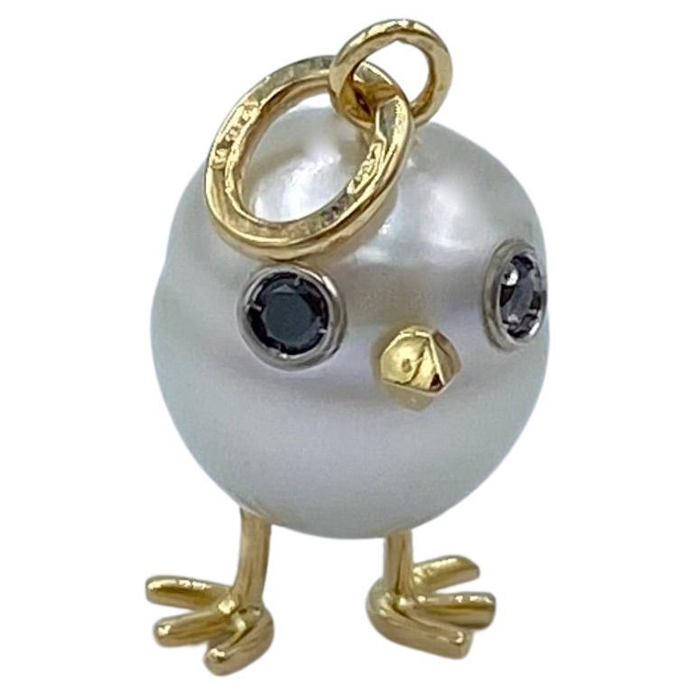 I made this chick pendant with a very beautiful Australian pearl.
The eyes are two black diamonds totaling 0.05 ct. The various elements are made of yellow gold while the black eye bezels  are made of white gold.

Despite the fact that it is a