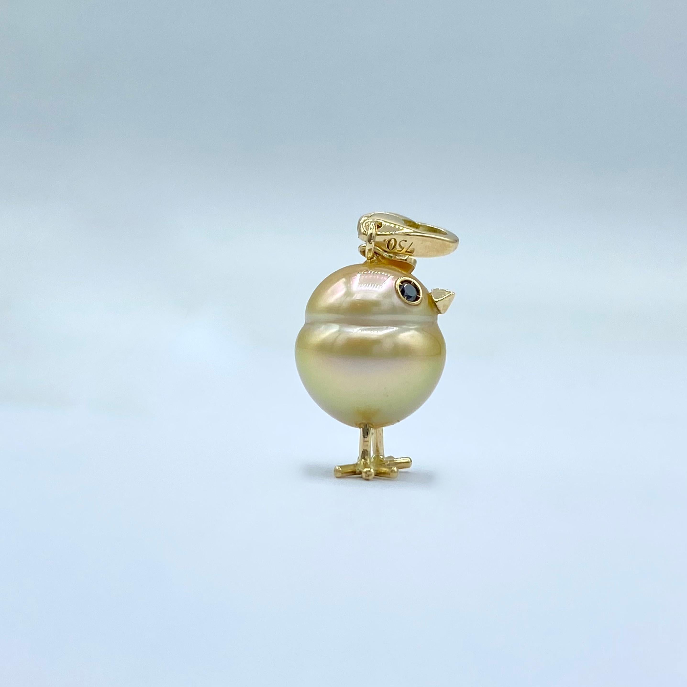 The chick expresses sweetness and tenderness, suitable for a gift for a woman, mother, girl and child.

I made this pendant with an Australian gold pearl, which is very beautiful and measures 13x12 mm.
The eyes are two black diamonds totaling ct