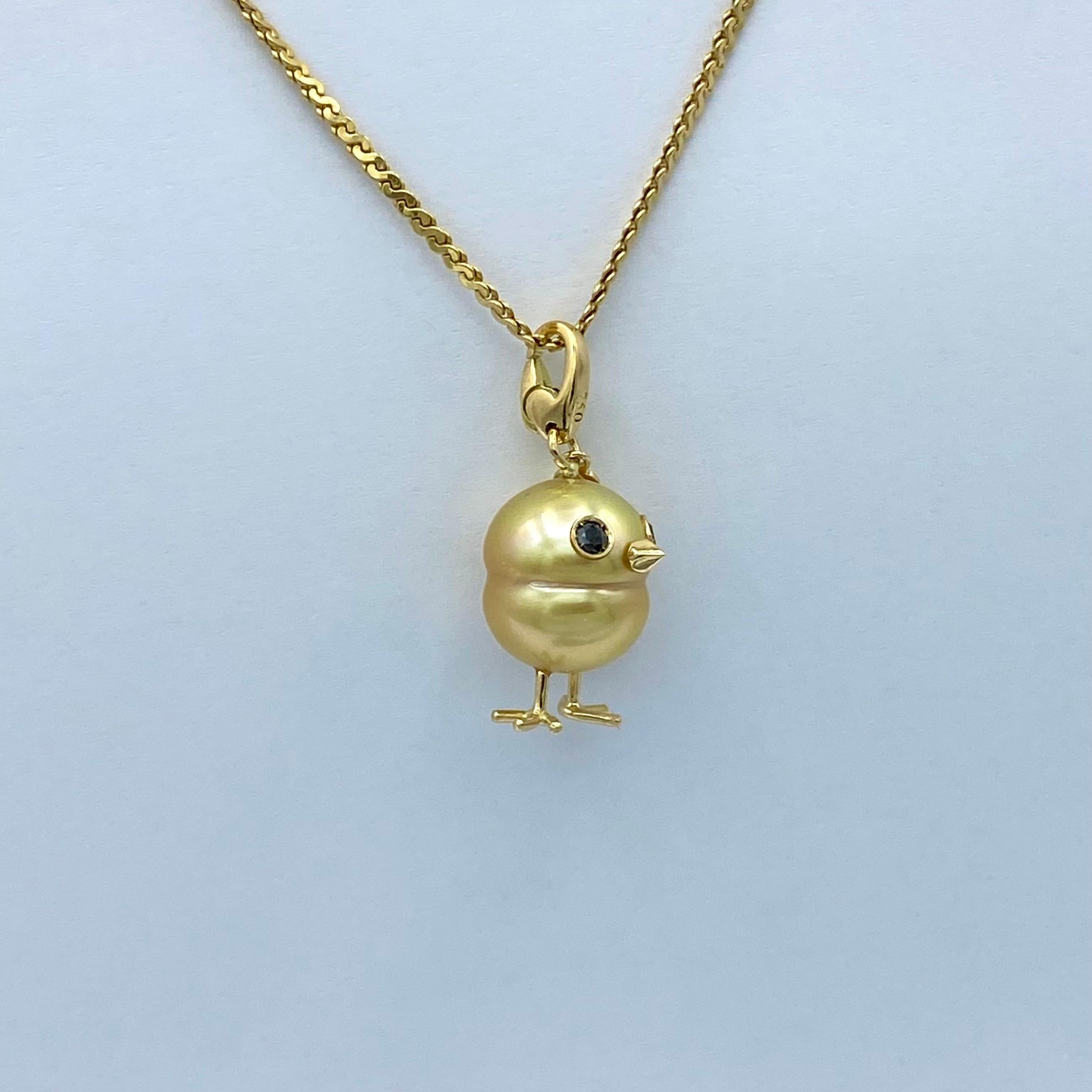 Das Küken drückt Süße und Zärtlichkeit aus, geeignet für ein Geschenk für eine Frau, Mutter, Mädchen und Kind.

Ich habe diesen Anhänger mit einer australischen Goldperle gemacht, die sehr schön ist und 14,5x12,5 mm misst.
Die Augen sind zwei