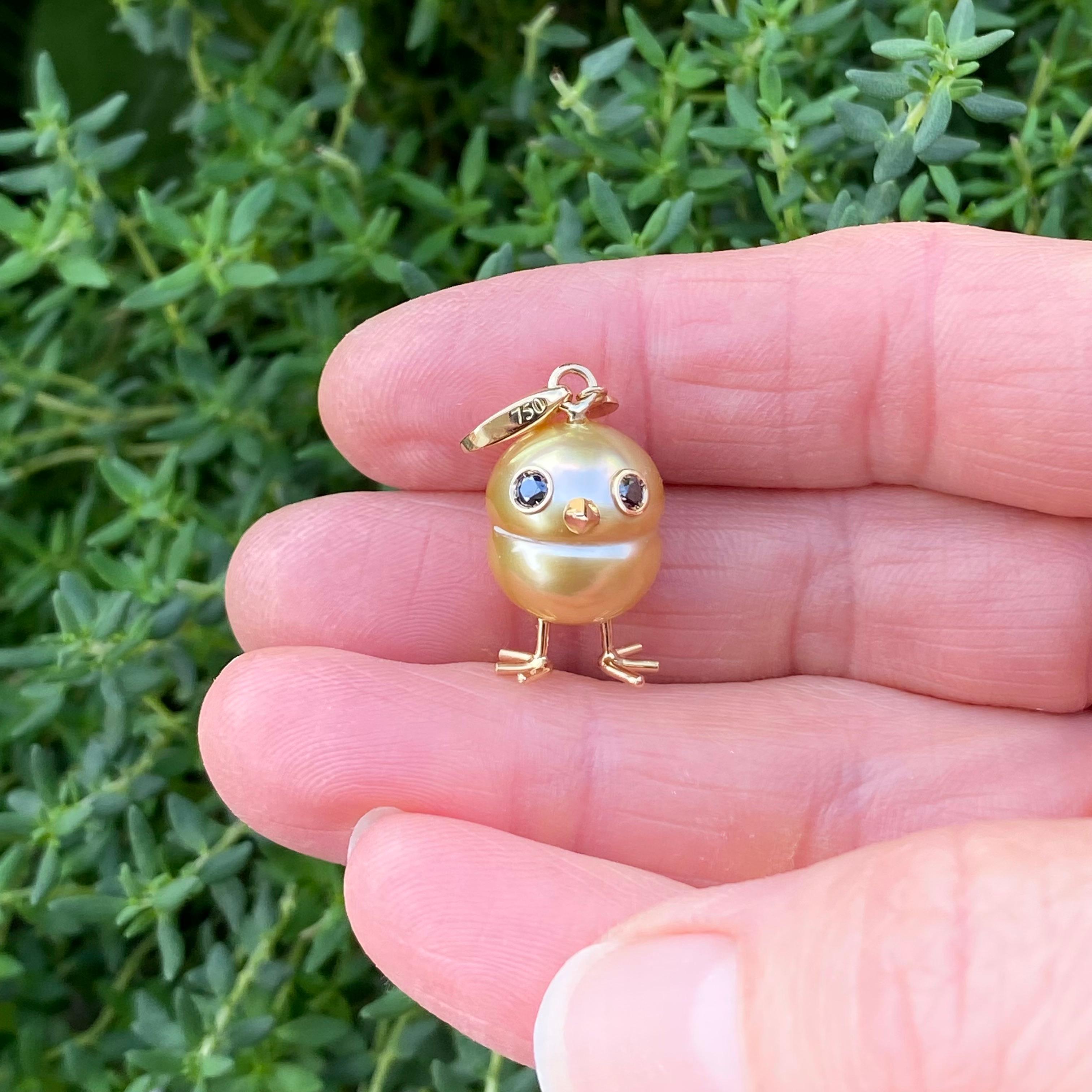 Küken-Anhänger aus 18 Karat Gold mit Südseeperle und schwarzen Diamanten (Brillantschliff) im Angebot