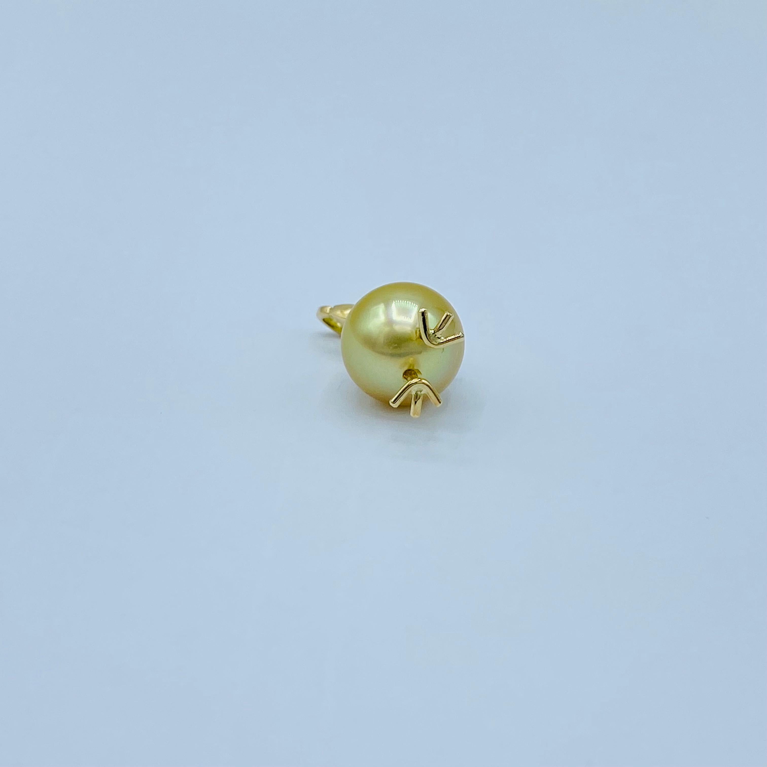 18Kt gold chick pendant with South Sea pearl and diamonds 2
