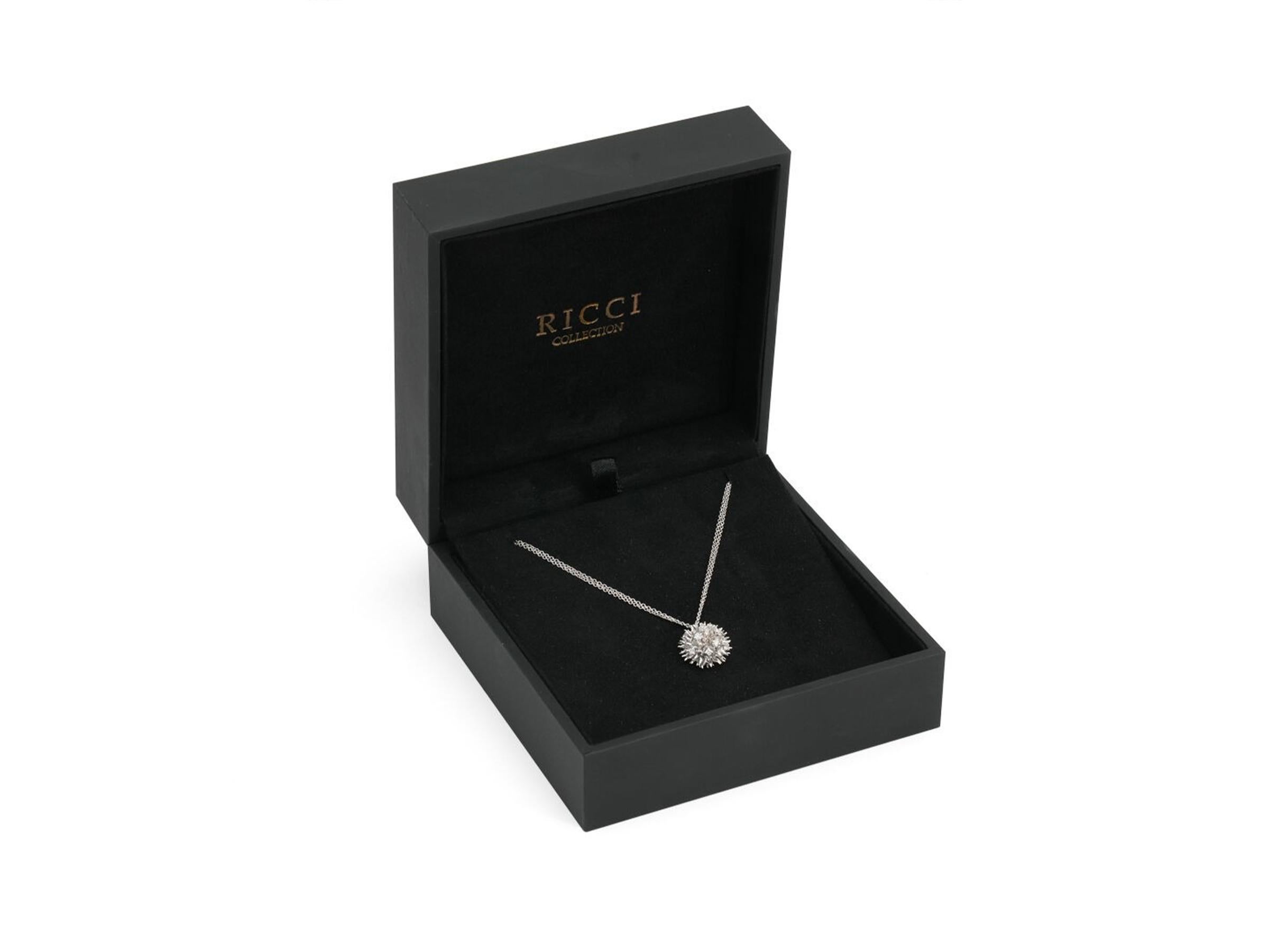 Ciondolo in oro bianco 18 carati con brillanti, parte della collezione Ricci firmata Daverio1933. È la più piccola delle quattro varianti create, ma conserva tutta l’intensità e l’eleganza della linea. La superficie scolpita dell’oro riflette la