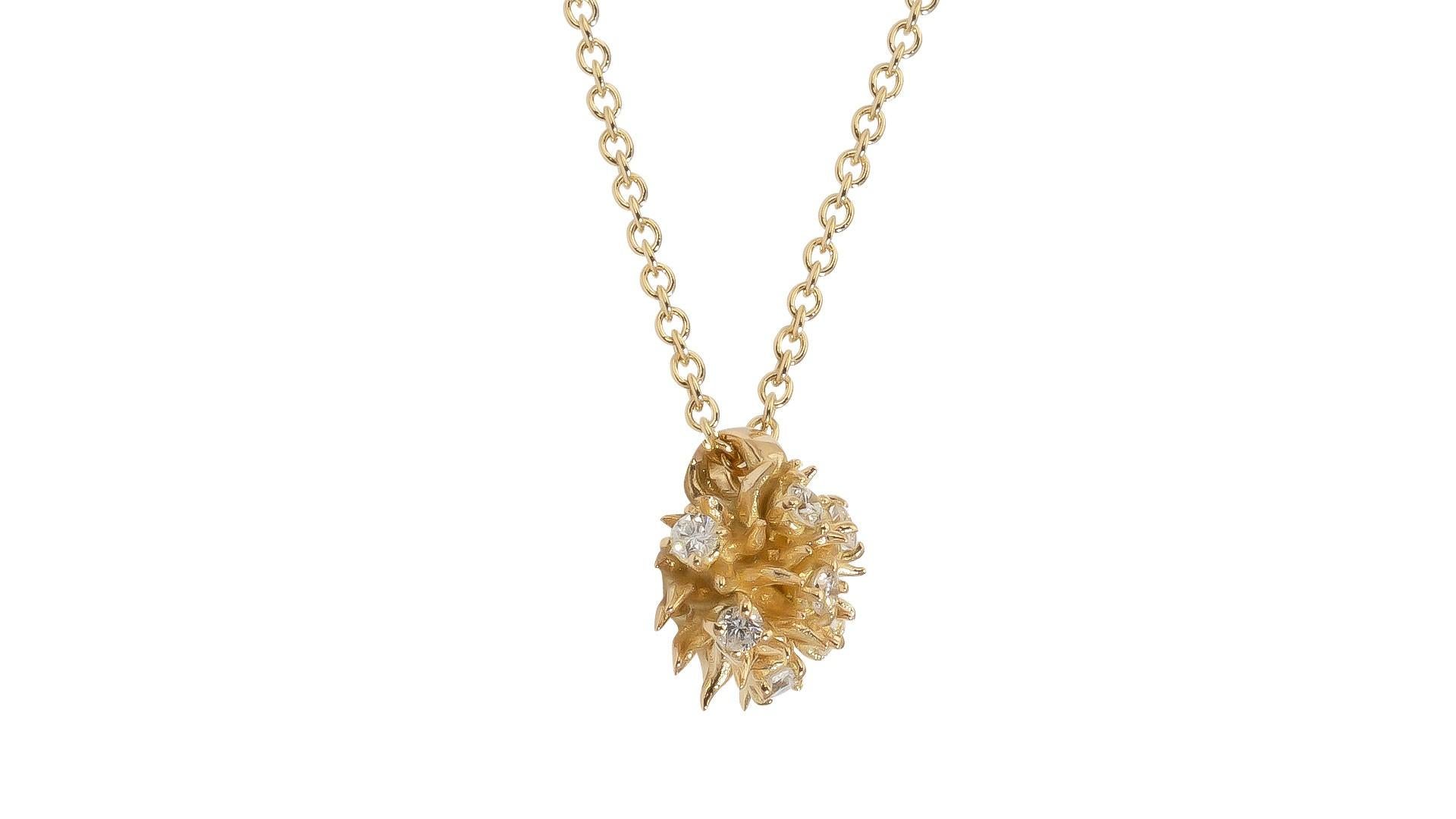 Il ciondolo Ricci, nella sua prima misura, interpreta l’equilibrio tra forma scultorea e preziosità dei materiali. Creato in oro giallo 18 questo gioiello incarna lo stile distintivo della collezione Ricci. La superficie scolpita dell’oro riflette
