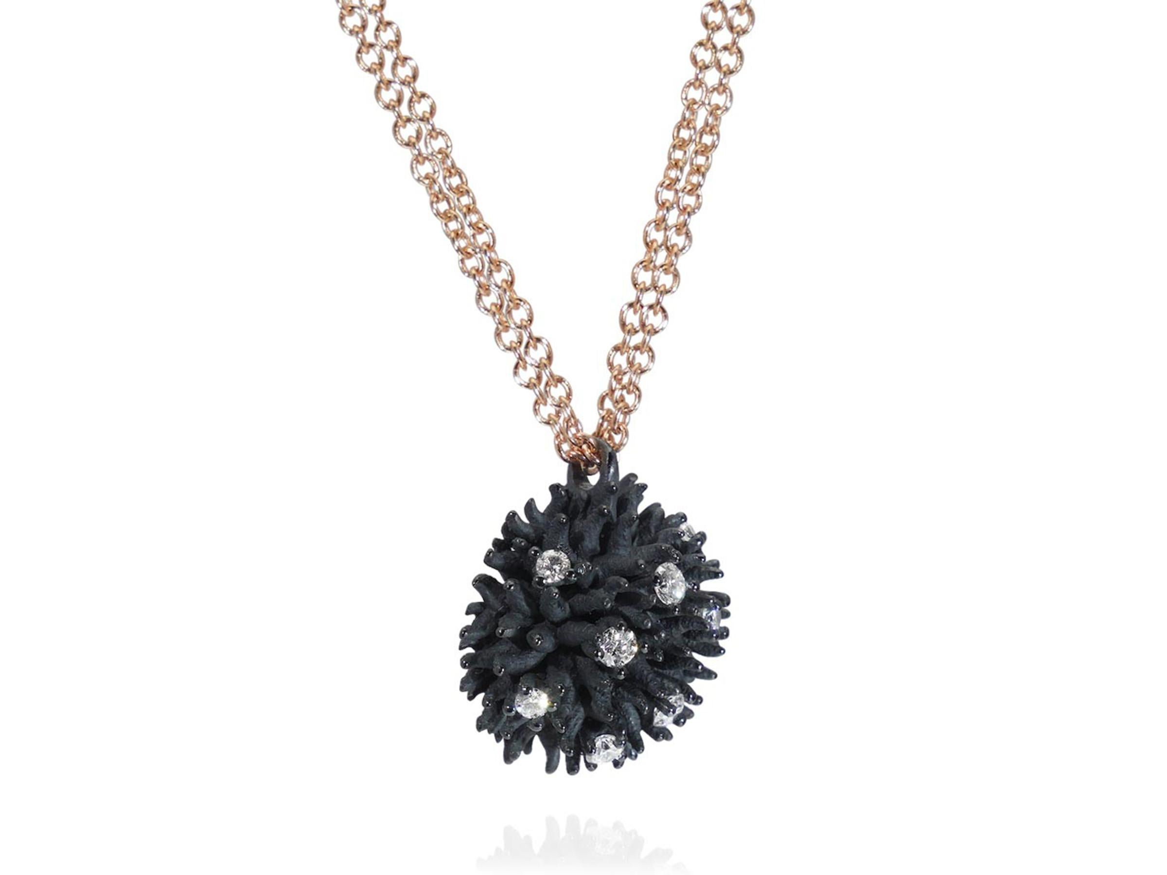 Ciondolo in titanio e oro rosa 18k dalla collezione Ricci firmata Daverio1933. 
Un gioiello dal design contemporaneo dove i diamanti bianchi creano un forte contrasto con il nero del titanio. La collezione trae ispirazione dal riccio di mare ed è