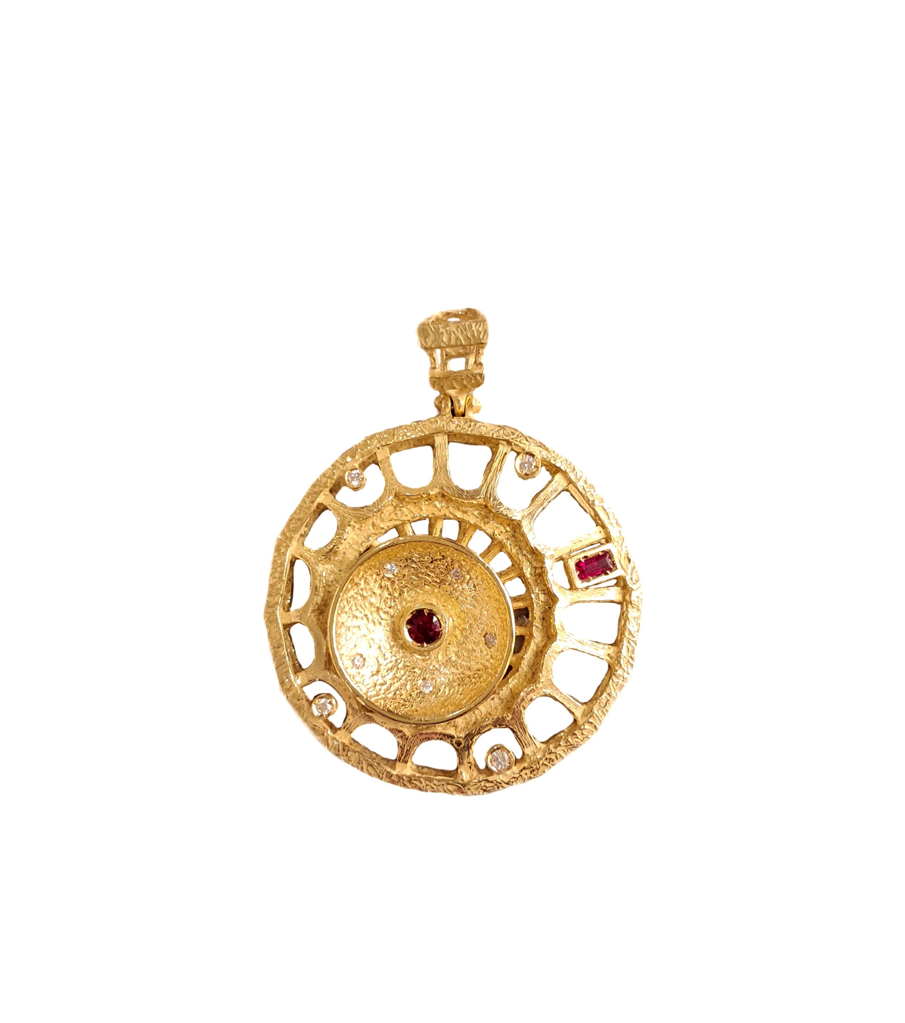 Colgante de oro amarillo de 18 quilates satinado con diamantes blancos y rubíes, de la colección 