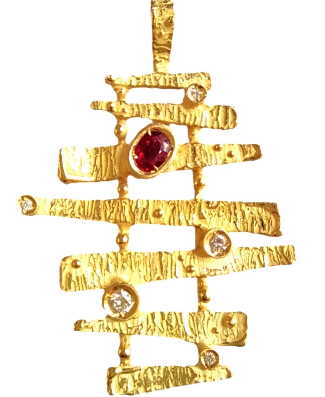 Il ciondolo è realizzato  in oro giallo satinato 18 carati  impreziosito da Diamanti bianchi e Rubino, della collezione 