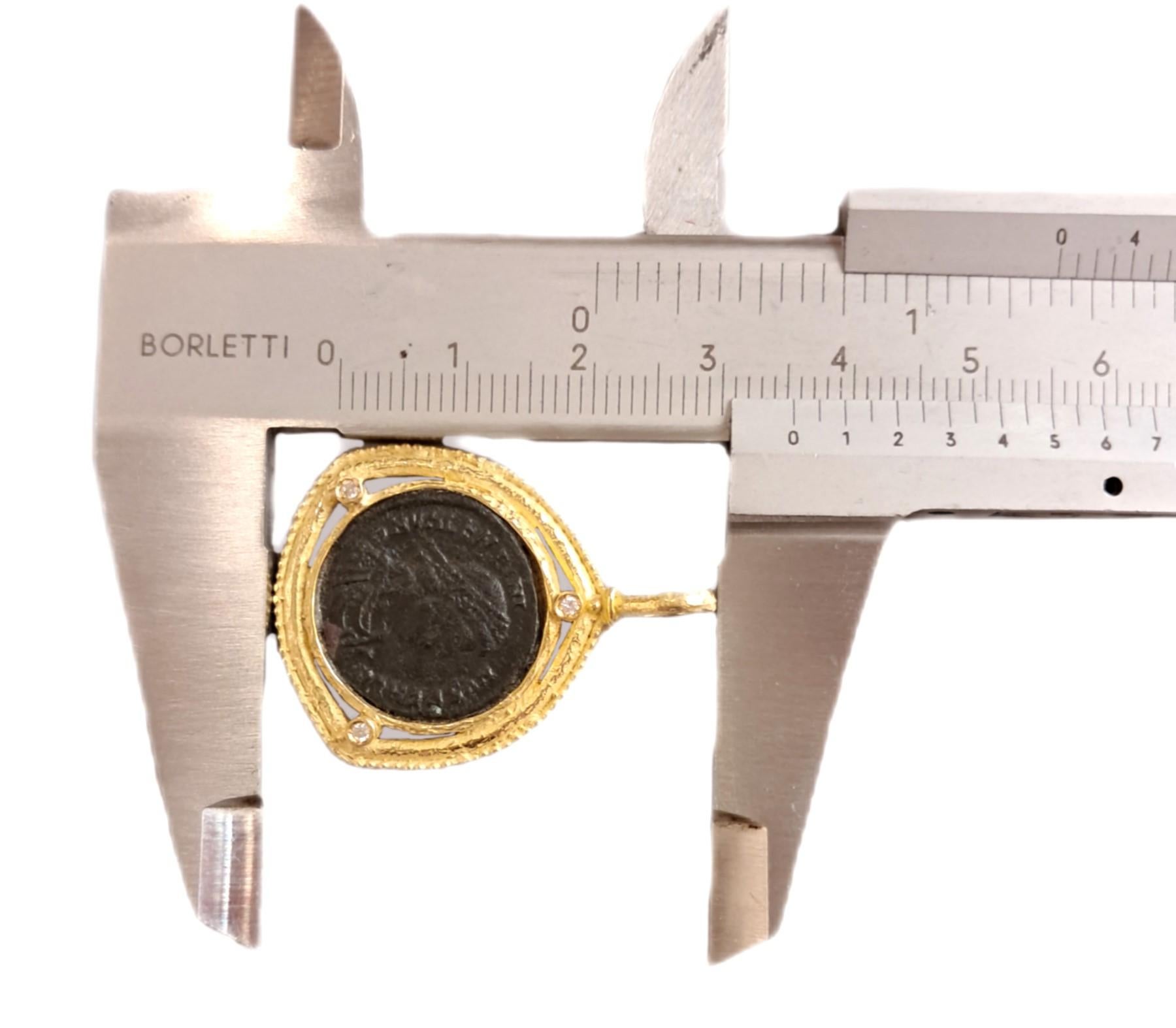 Moneta romana a ciondolo in oro giallo satinato con diamanti, della collezione Roma di Sacchi, realizzato a mano con la tecnica della fusione a cera persa. (Le monete possono variare)

La fusione a cera persa, una delle tecniche più antiche per la