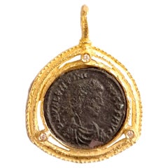 Ciondolo Sacchi in Oro 18k con Moneta Romana e Diamanti