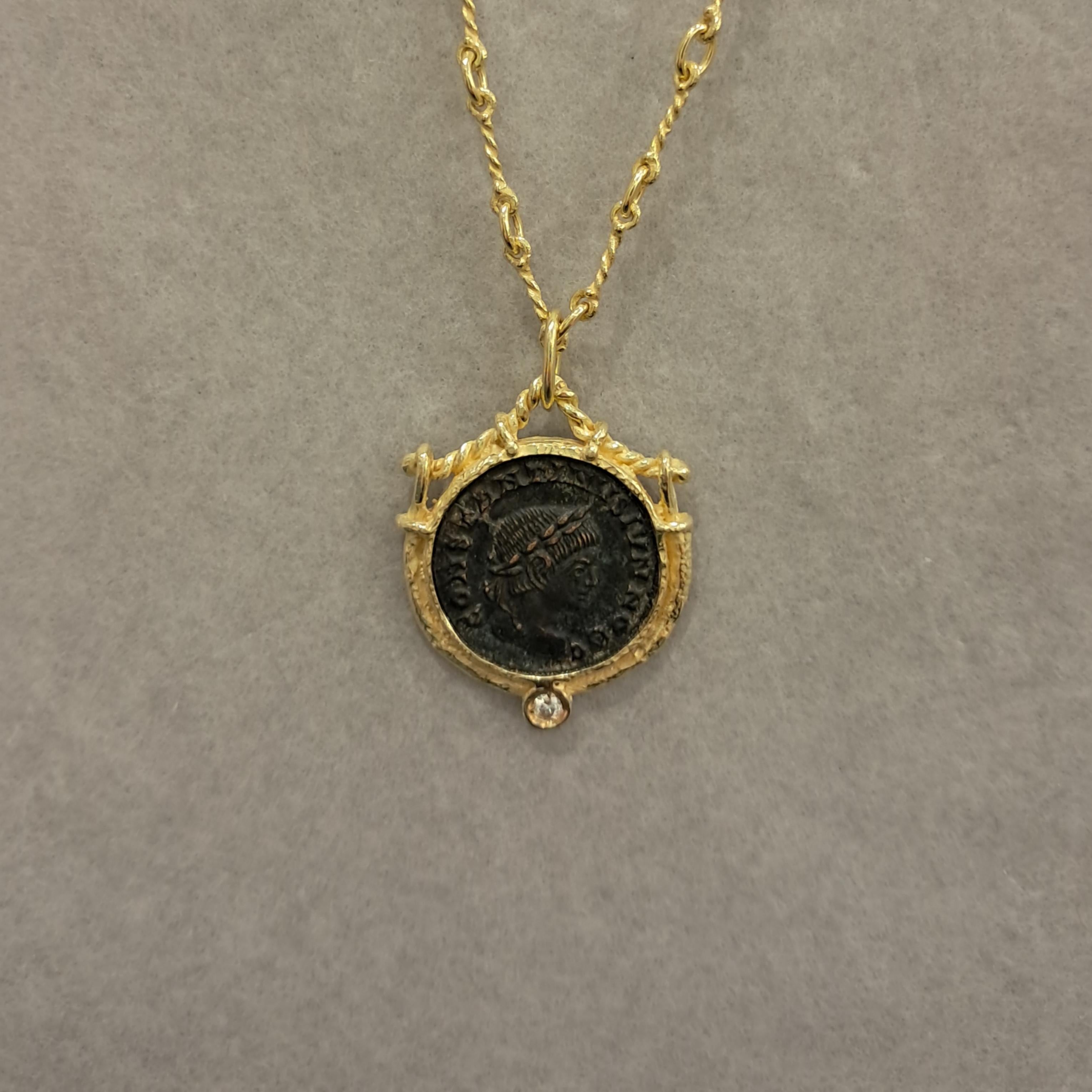 Pendentif Sacchi en or jaune 18 carats avec pièce de monnaie romaine et diamant en vente 4