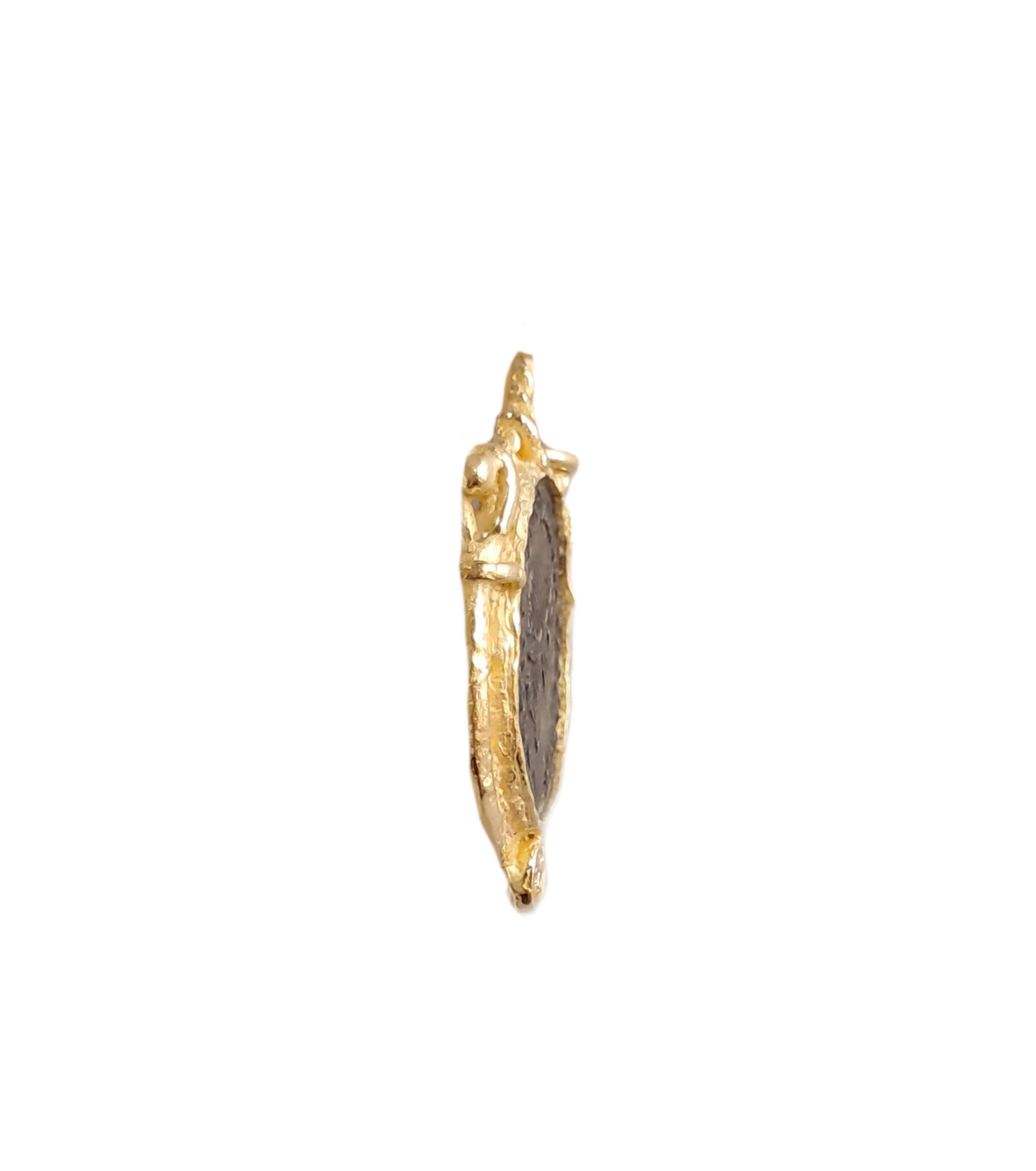 Taille brillant Pendentif Sacchi en or jaune 18 carats avec pièce de monnaie romaine et diamant en vente