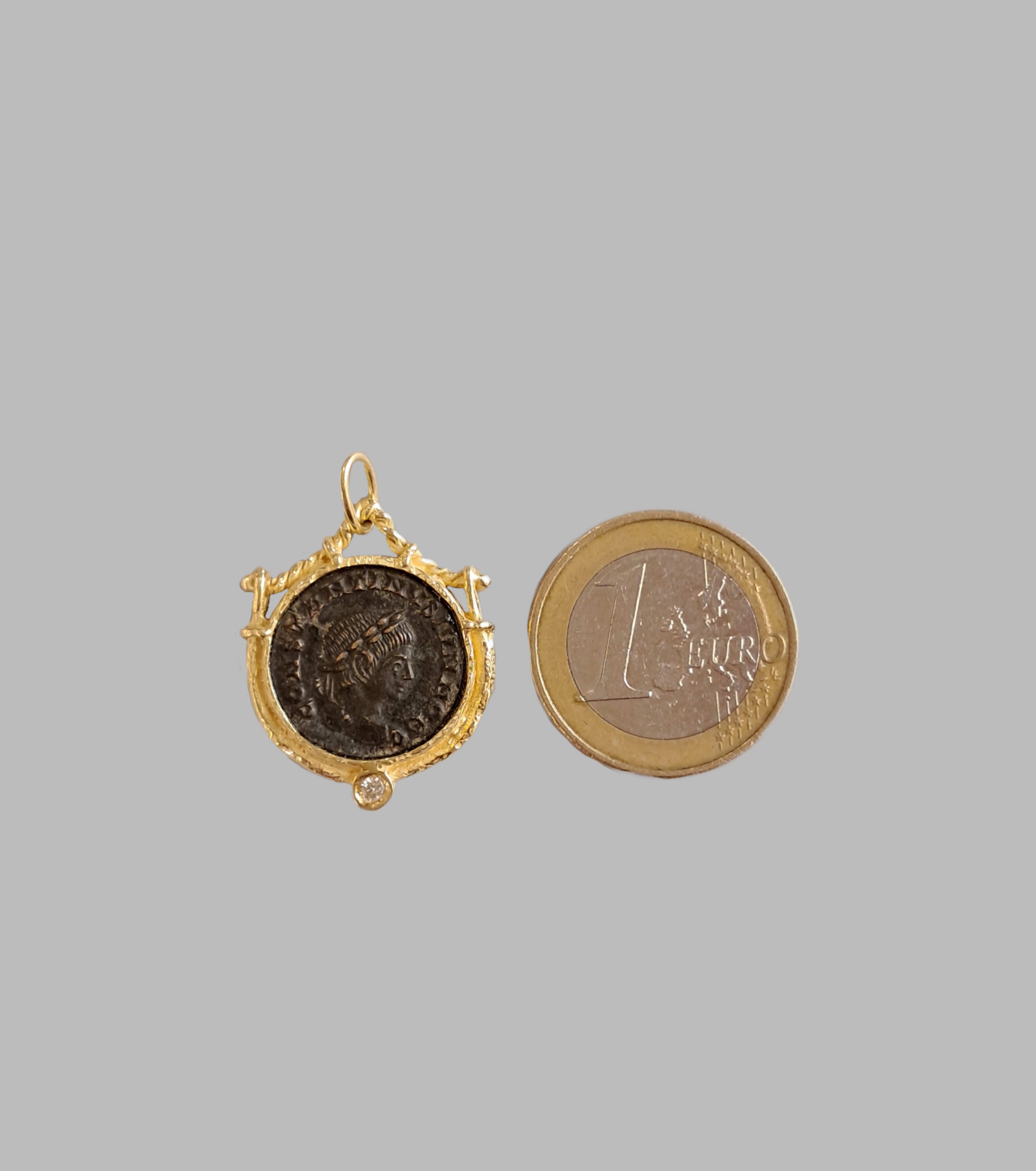 Pendentif Sacchi en or jaune 18 carats avec pièce de monnaie romaine et diamant Neuf - En vente à Rome, IT