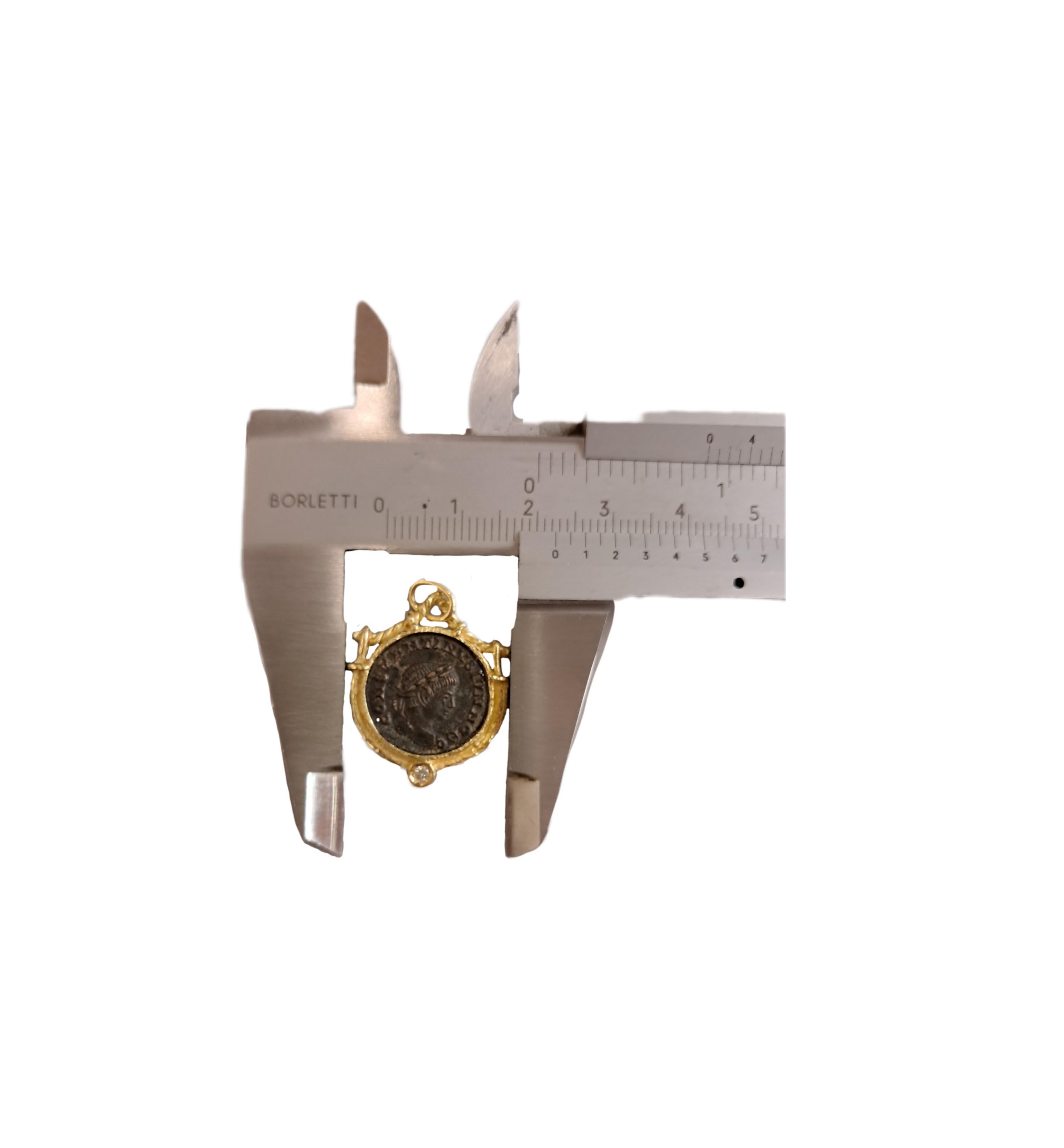Pendentif Sacchi en or jaune 18 carats avec pièce de monnaie romaine et diamant Unisexe en vente