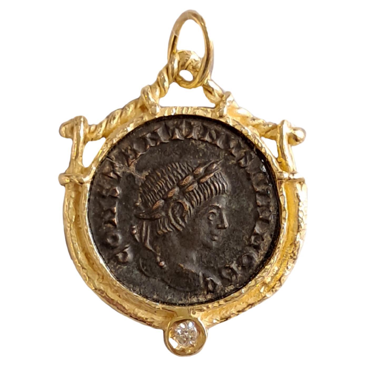 Pendentif Sacchi en or jaune 18 carats avec pièce de monnaie romaine et diamant en vente