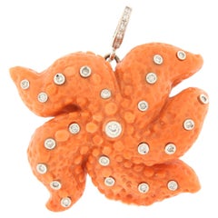 Colgante estrella de mar coral naranja, oro blanco y diamantes