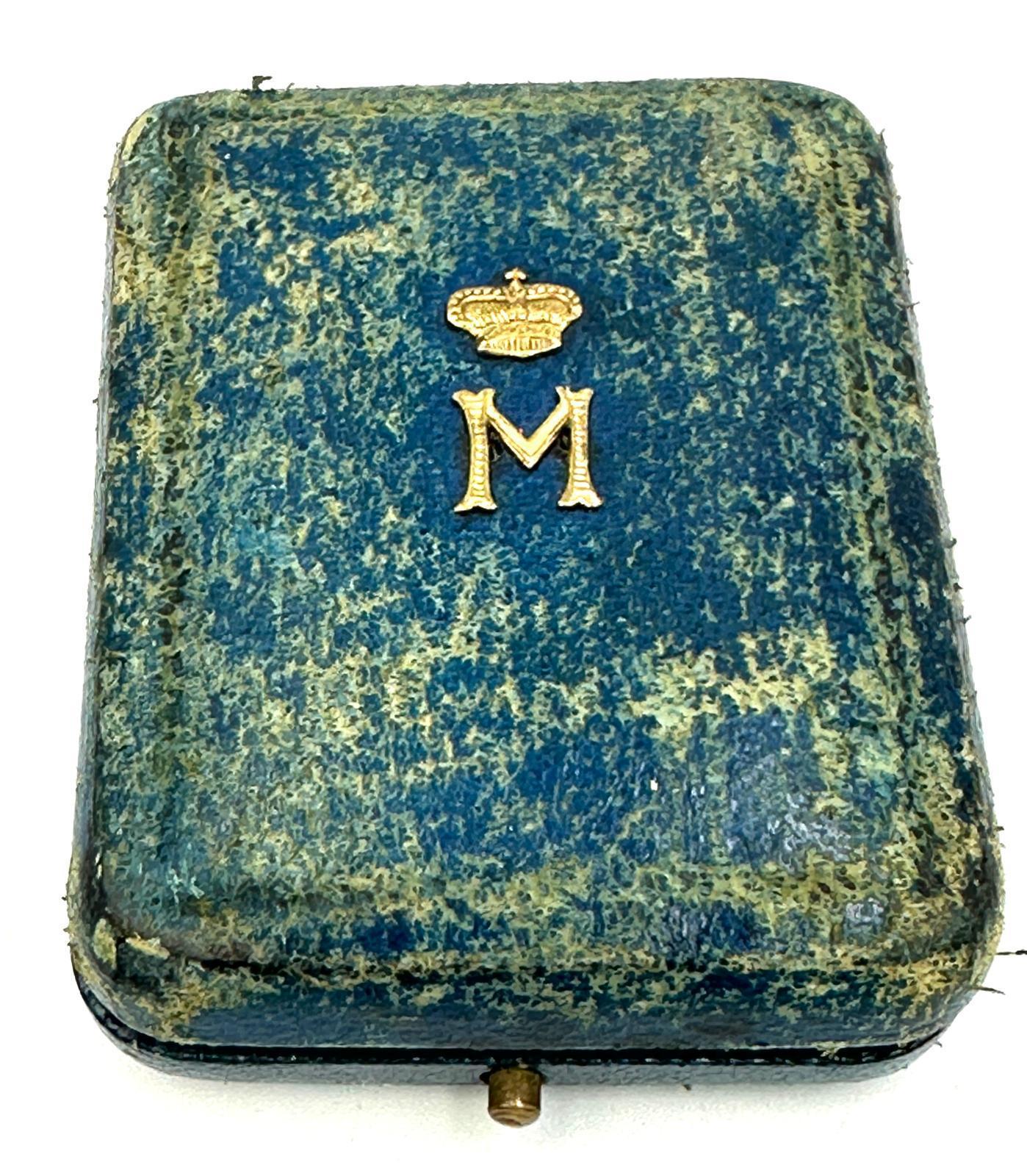 Pendente artigianale, pezzo unico, italiano risalente anni '40 con immagine di donna d'epoca, interamente in oro giallo 18 carati massiccio, con scatola dell' epoca. Retro libero per incisioni.
 
Peso 14,1 grammi. Dimensioni del rettangolo con