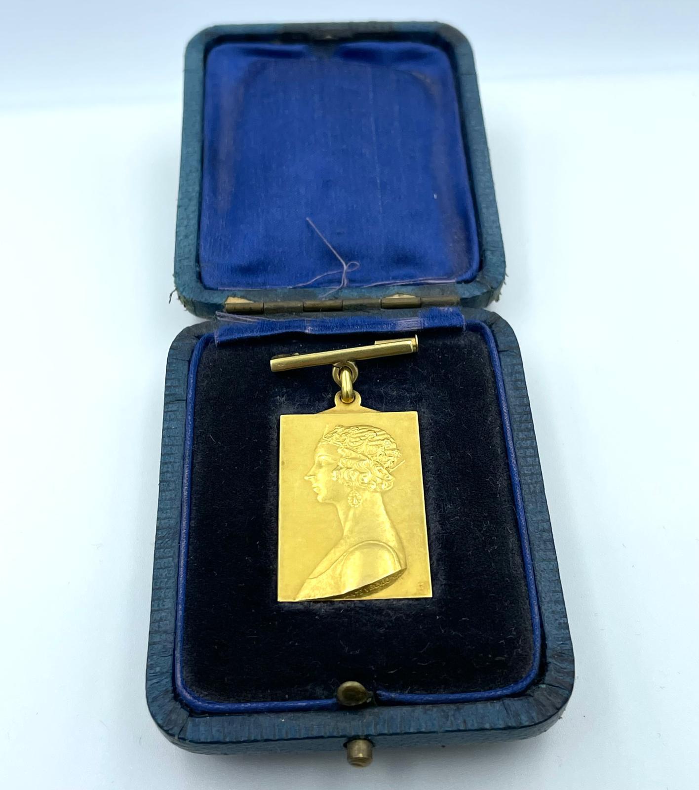 Ciondolo vintage anni '40 Made in Italy in oro 18 carati volto di donna in vendita 3