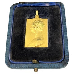 Ciondolo vintage anni '40 Made in Italy in oro 18 carati volto di donna