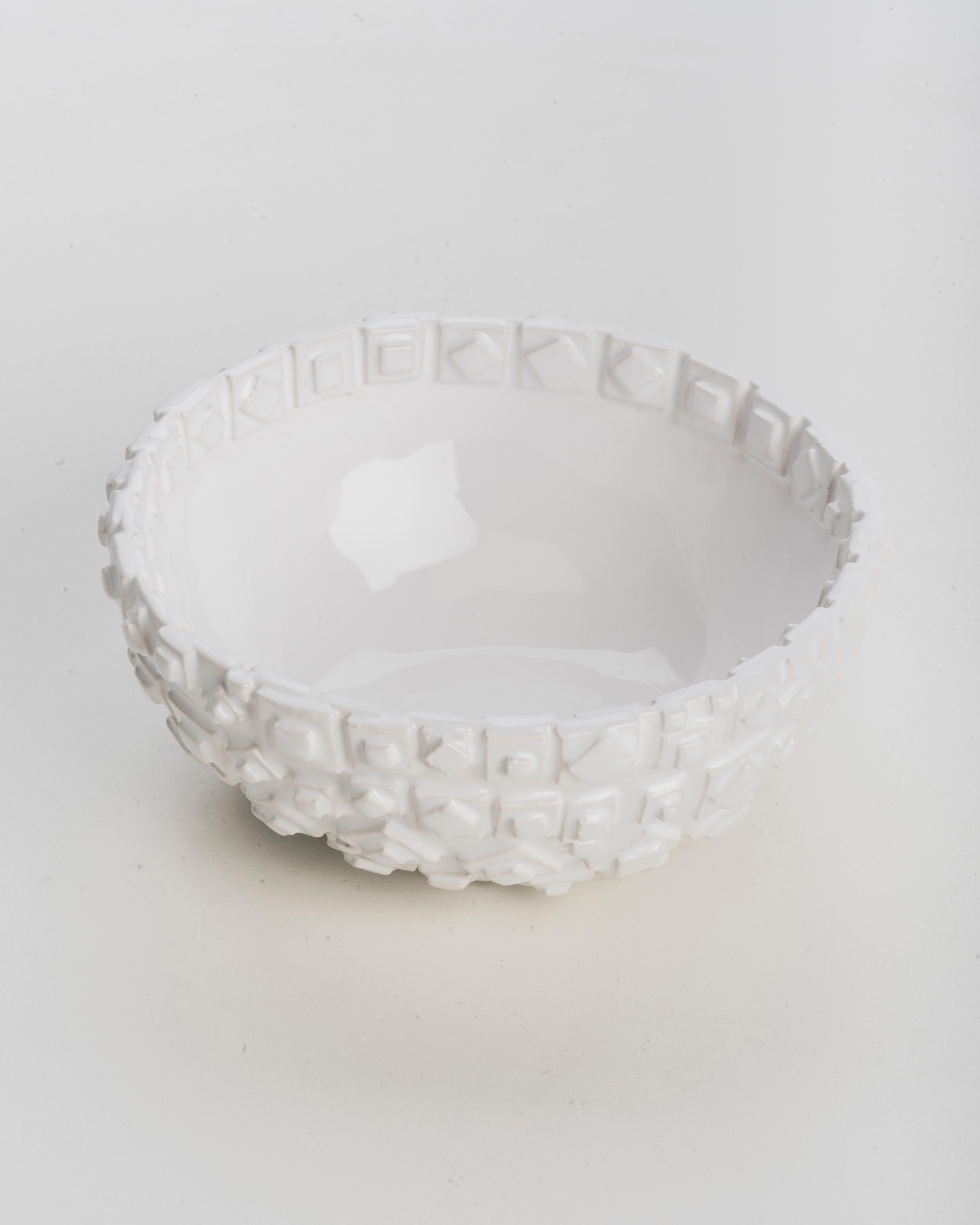 Contemporary Ciotola Buigne in ceramica bianca, decorata a rilievo For Sale