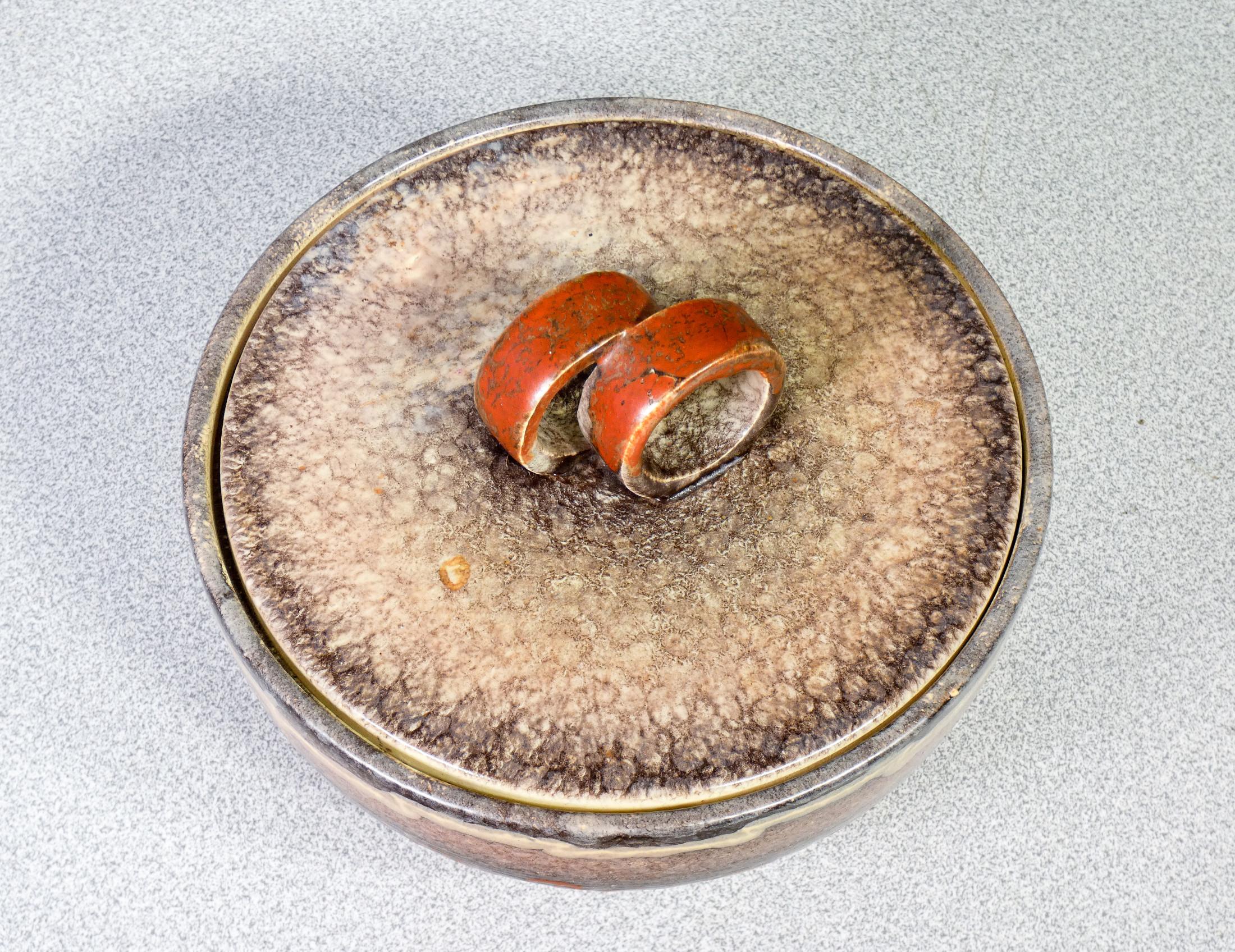 Ciotola con coperchio in maiolica smaltata firmata Strehla Keramik. Fat Lava. in vendita 4