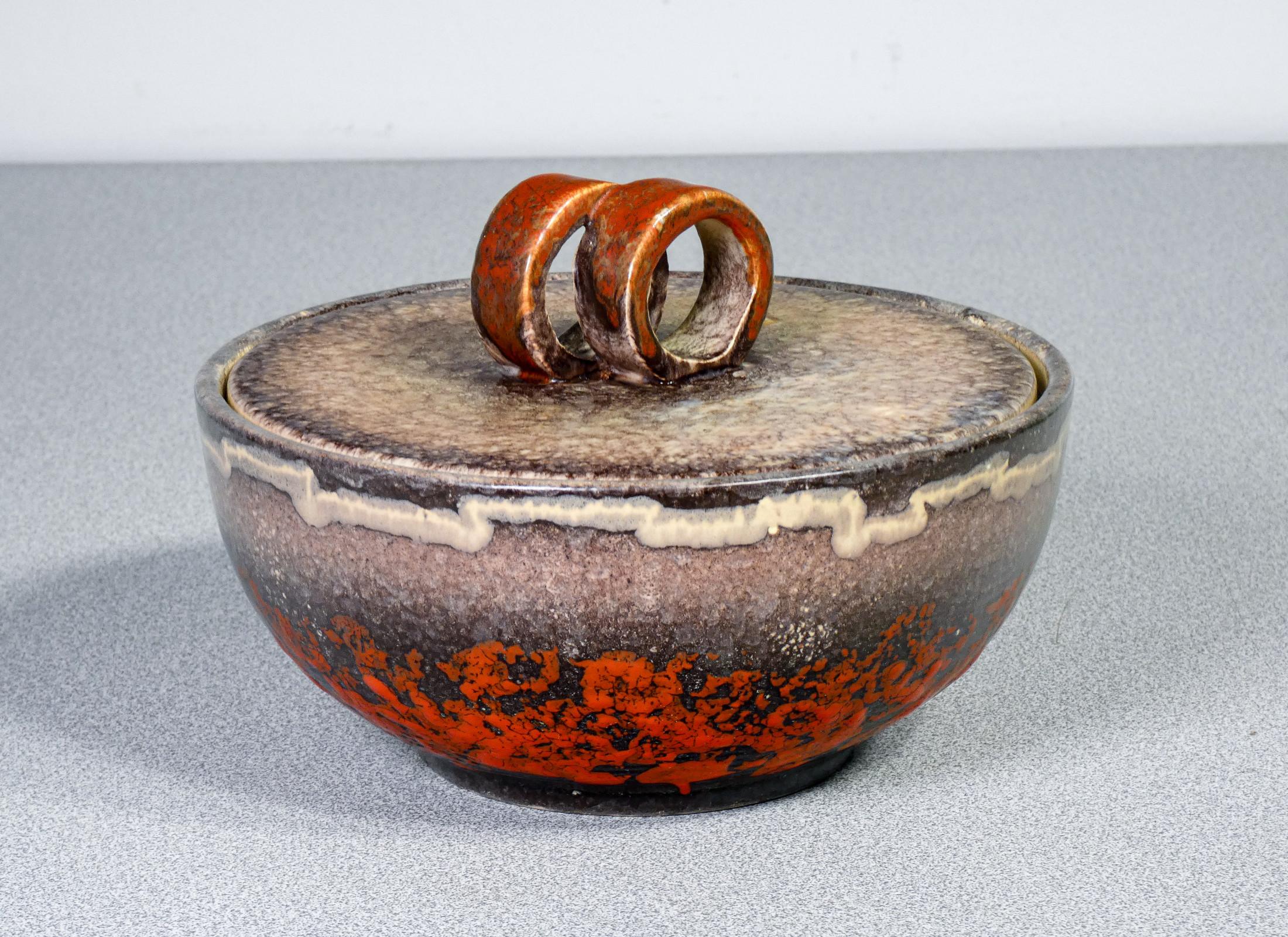 Ciotola con coperchio
in maiolica smaltata
firmata Strehla
Keramik.
Fat Lava.

ORIGINE
Germania

PERIODO
Anni 70

MARCA
STREHLA
Keramik.
E' riportata anche una firma alla base ma non siamo riusciti a risalire all'autore.

MATERIALI
Maiolica