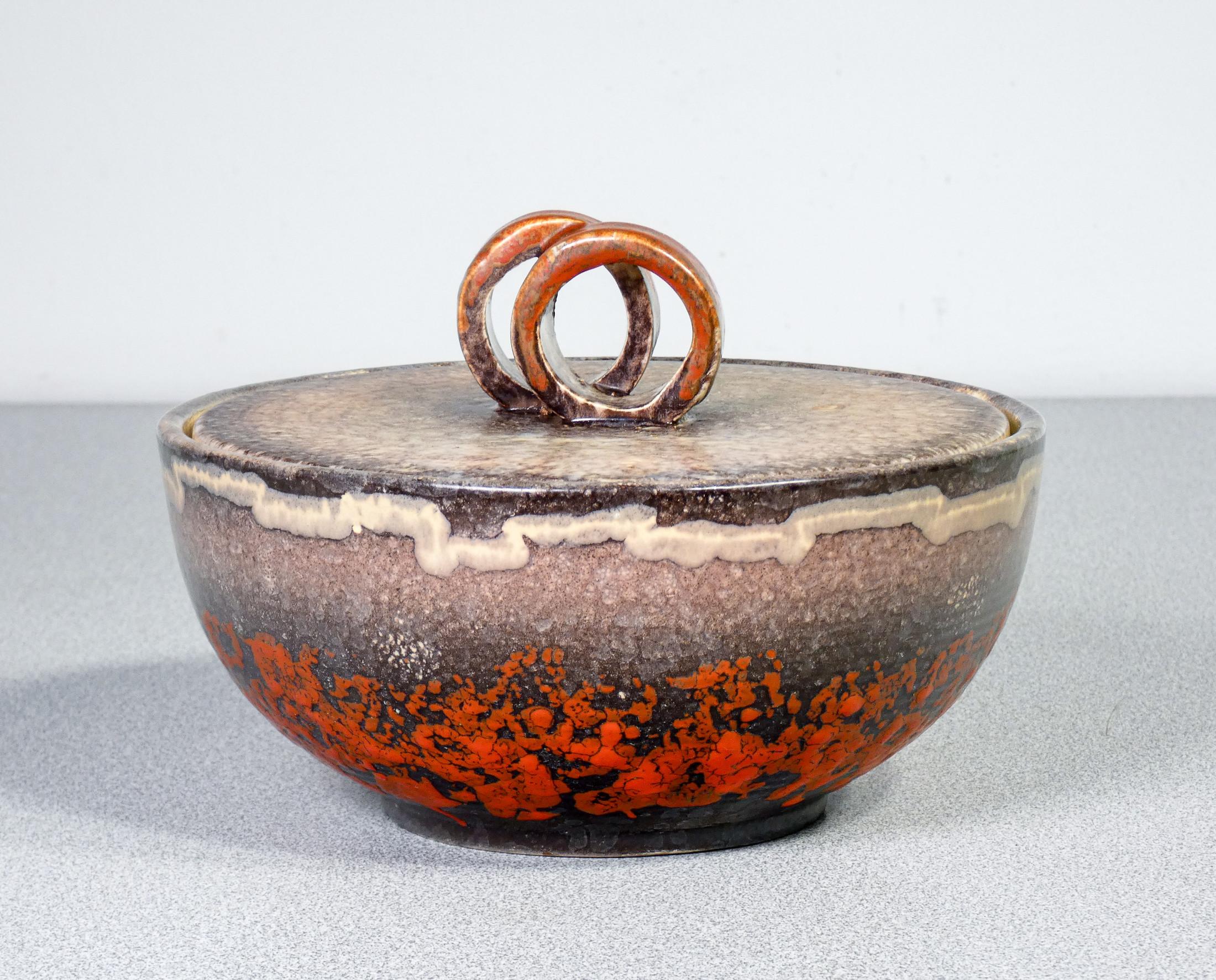 German Ciotola con coperchio in maiolica smaltata firmata Strehla Keramik. Fat Lava. in vendita