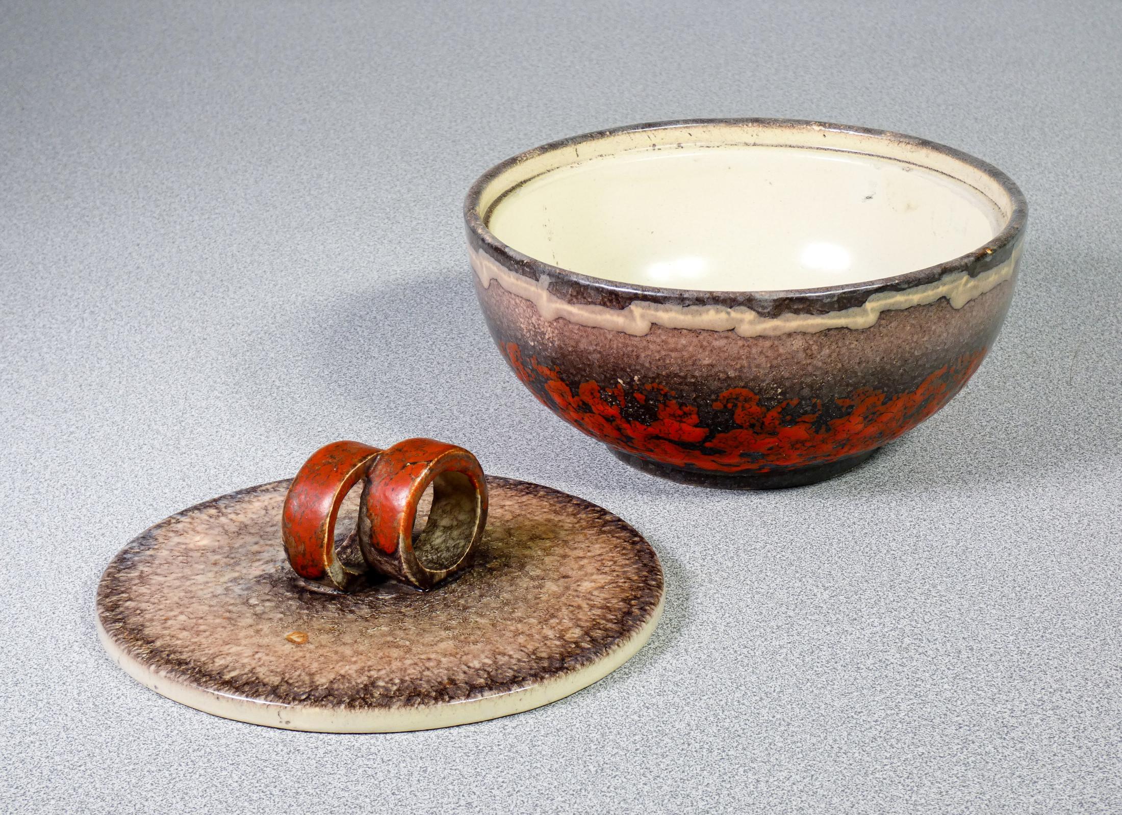 Late 20th Century Ciotola con coperchio in maiolica smaltata firmata Strehla Keramik. Fat Lava. in vendita