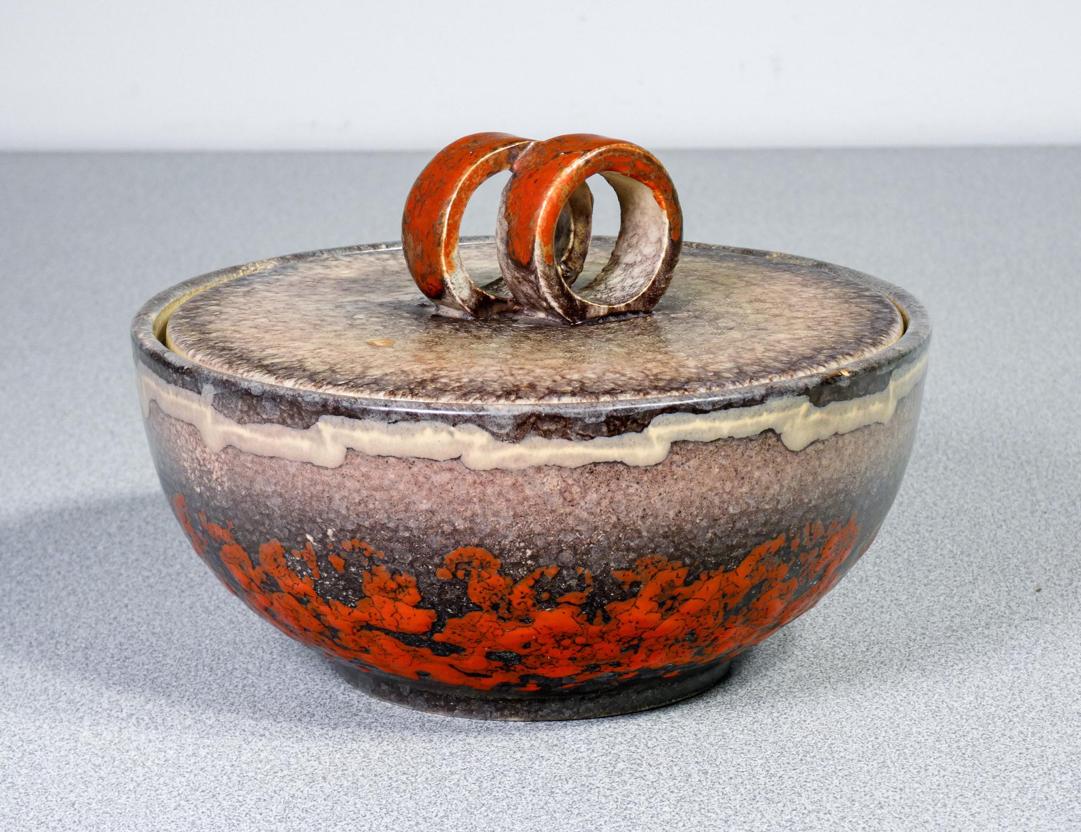 Ceramica Ciotola con coperchio in maiolica smaltata firmata Strehla Keramik. Fat Lava. in vendita