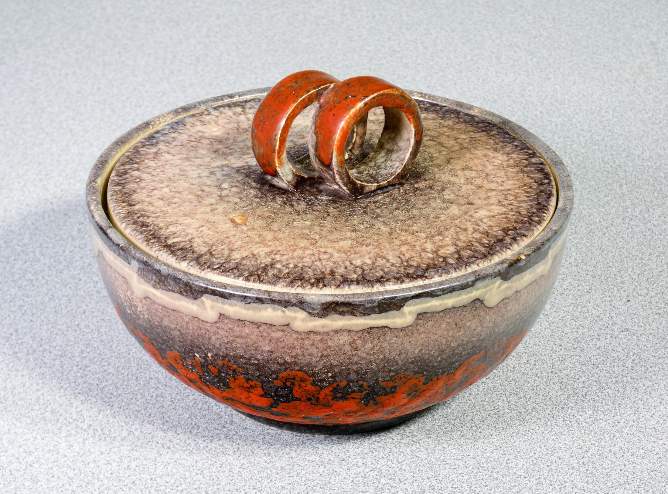 Ciotola con coperchio in maiolica smaltata firmata Strehla Keramik. Fat Lava. in vendita 2