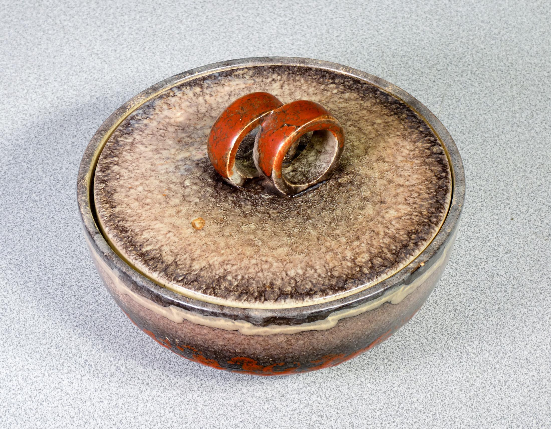 Ciotola con coperchio in maiolica smaltata firmata Strehla Keramik. Fat Lava. in vendita 3