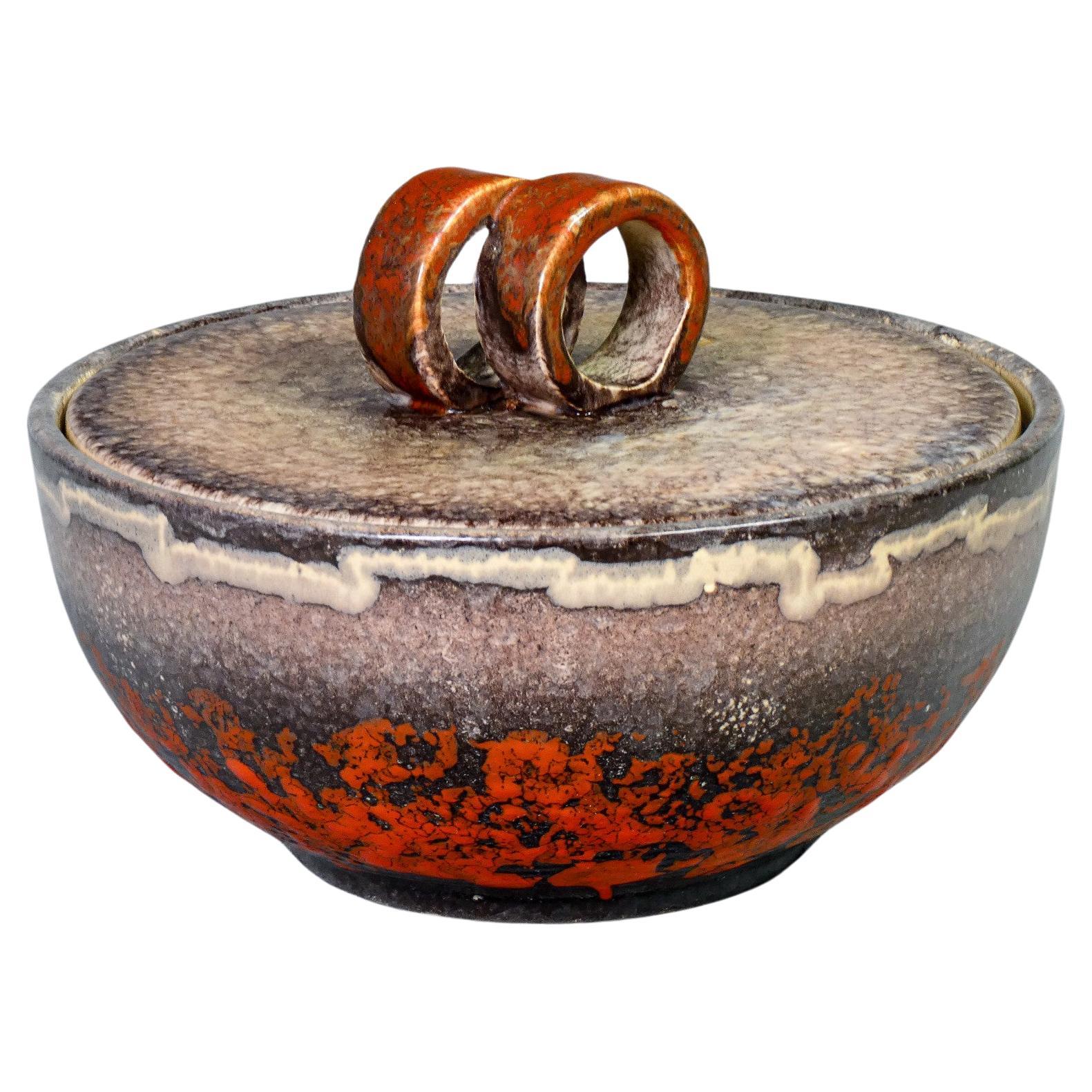 Ciotola con coperchio en maiolica smaltata firmata STREHLA Keramik. La lave grasse.