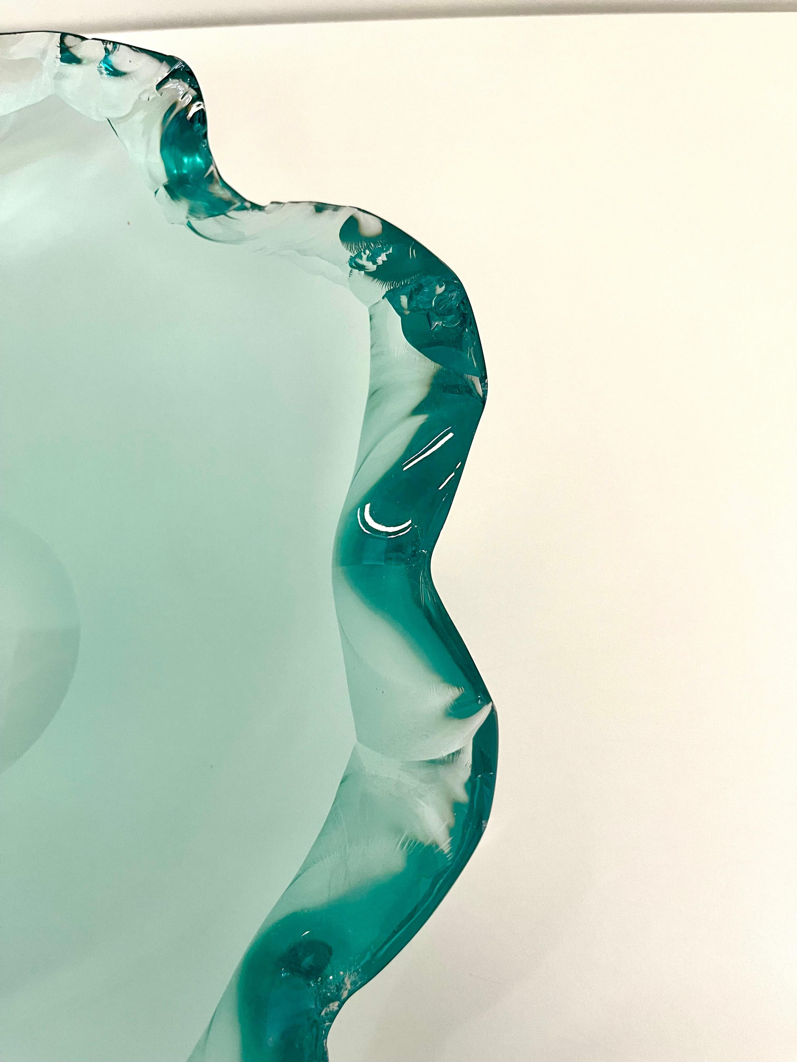 20 mm / 0.78'' thick aquamarine crystal bowl.
Each step-bending, grinding, carving-was entirely done by hand.
In addition to its original shape, this bowl owes its distinctiveness mainly to its rim, which has been chiseled with extreme care.
The