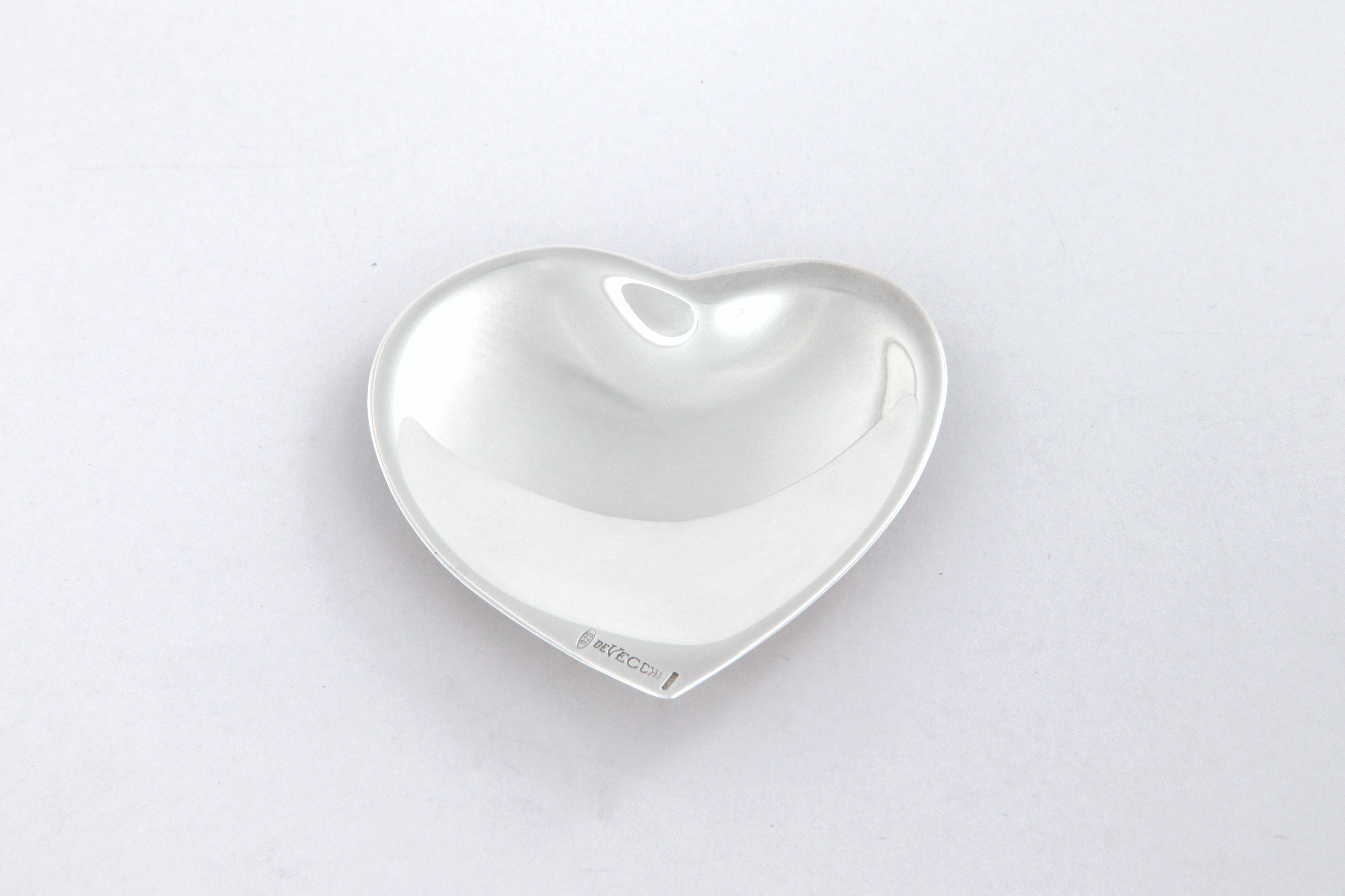 Ciotola Cuore piccolo De Vecchi Milano 1935 in argento sterling 925
Collezione ERE
Misure cm 7 x 7 x 0,8
Peso 20 g 
Referenza ERE09

Piccola ciotola - piattino facente parte di una collezione chiamate ERE che riproduce in miniatura vasi e ciotole